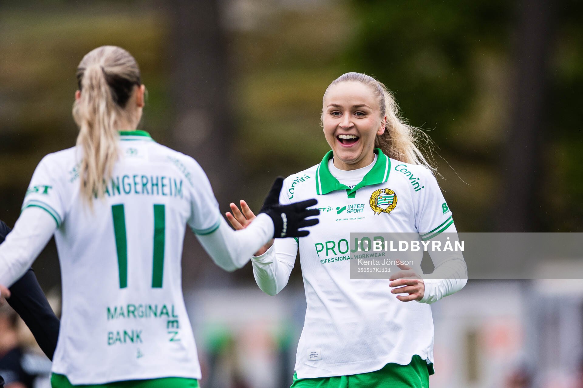 Hammarbys Ellen Wangerheim och Anna Jøsendal jublar efter 2-0 under fotbollsmatchen i Damallsvenskan mellan Hammarby och Piteå den 17 maj 2025 i Stockholm.