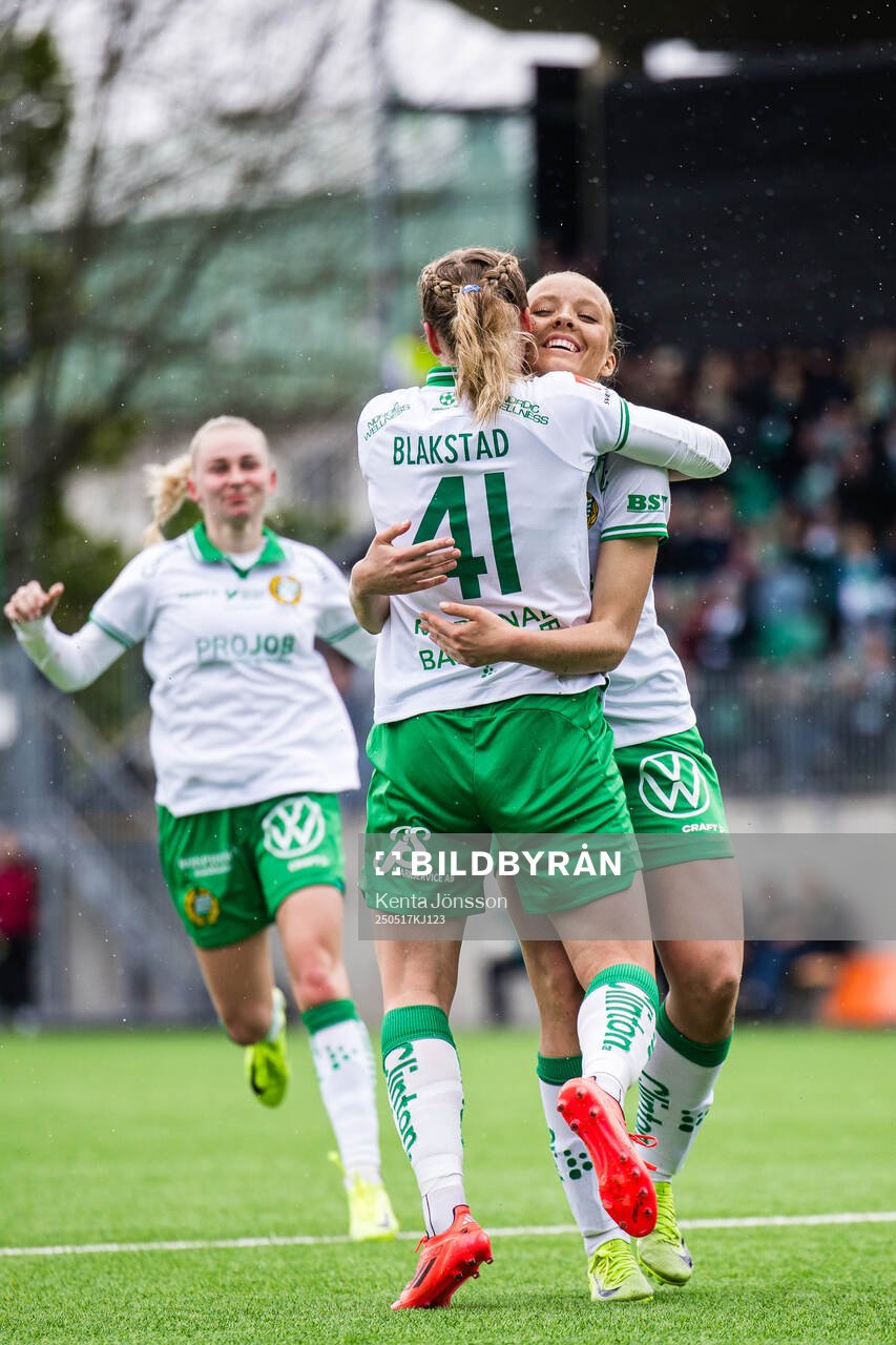 Hammarbys Julie Blakstad jublar med Smilla Holmberg efter 1-0 under fotbollsmatchen i Damallsvenskan mellan Hammarby och Piteå den 17 maj 2025 i Stockholm.