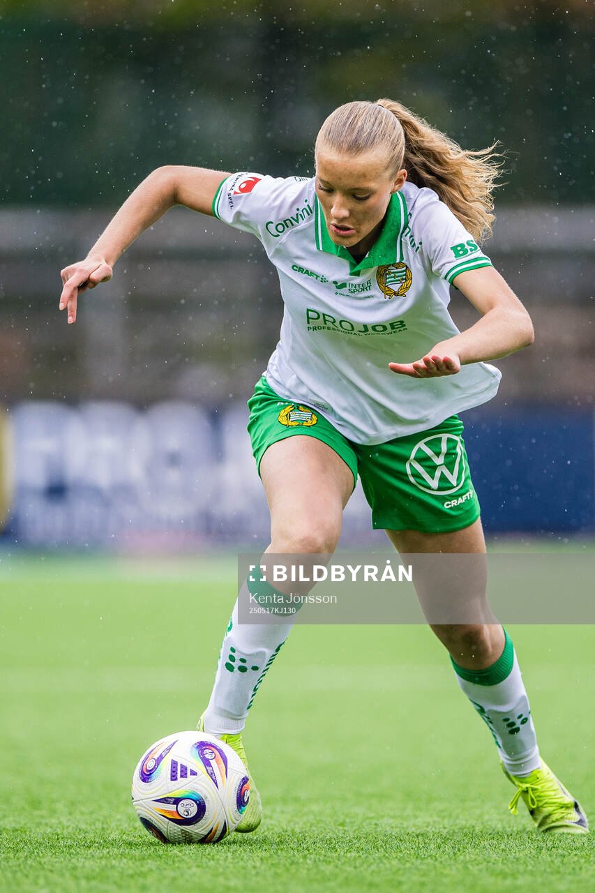 Hammarbys Smilla Holmberg under fotbollsmatchen i Damallsvenskan mellan Hammarby och Piteå den 17 maj 2025 i Stockholm. 