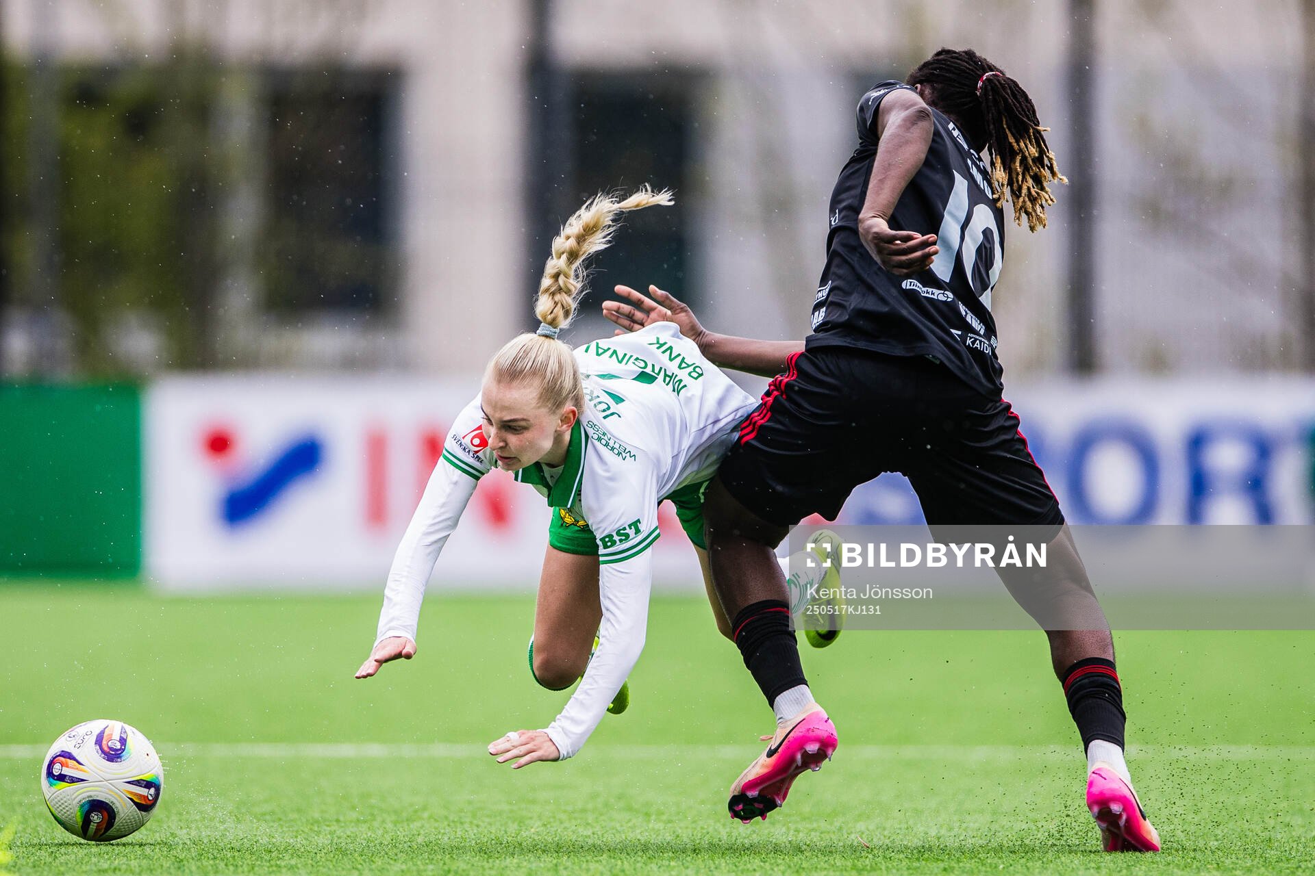 Hammarbys Emilie Joramo och Piteås Anam Imo under fotbollsmatchen i Damallsvenskan mellan Hammarby och Piteå den 17 maj 2025 i Stockholm. 