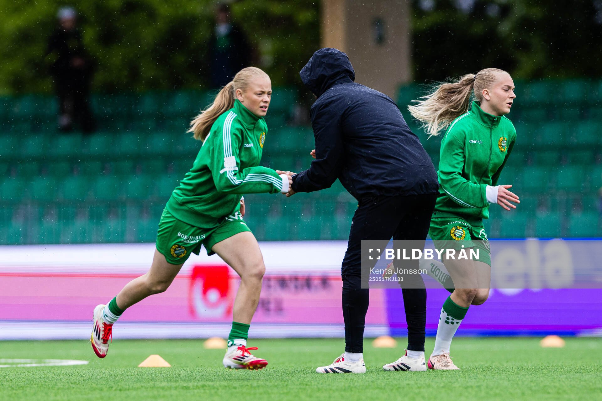 Hammarbys Doris Petz och Sally Nylén under uppvärmningen inför fotbollsmatchen i Damallsvenskan mellan Hammarby och Piteå den 17 maj 2025 i Stockholm.