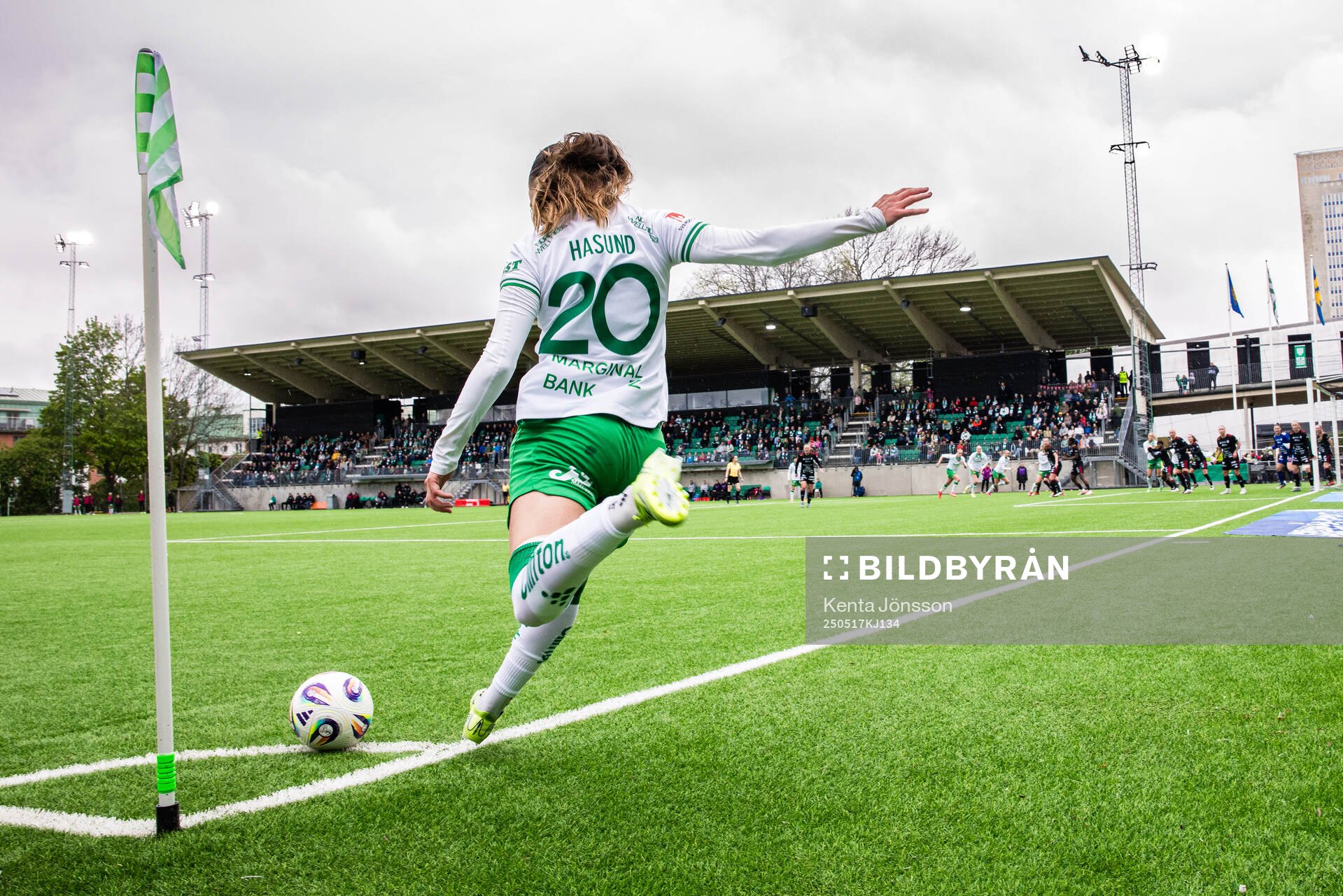 Hammarbys Vilde Hasund med en hörna under fotbollsmatchen i Damallsvenskan mellan Hammarby och Piteå den 17 maj 2025 i Stockholm. 