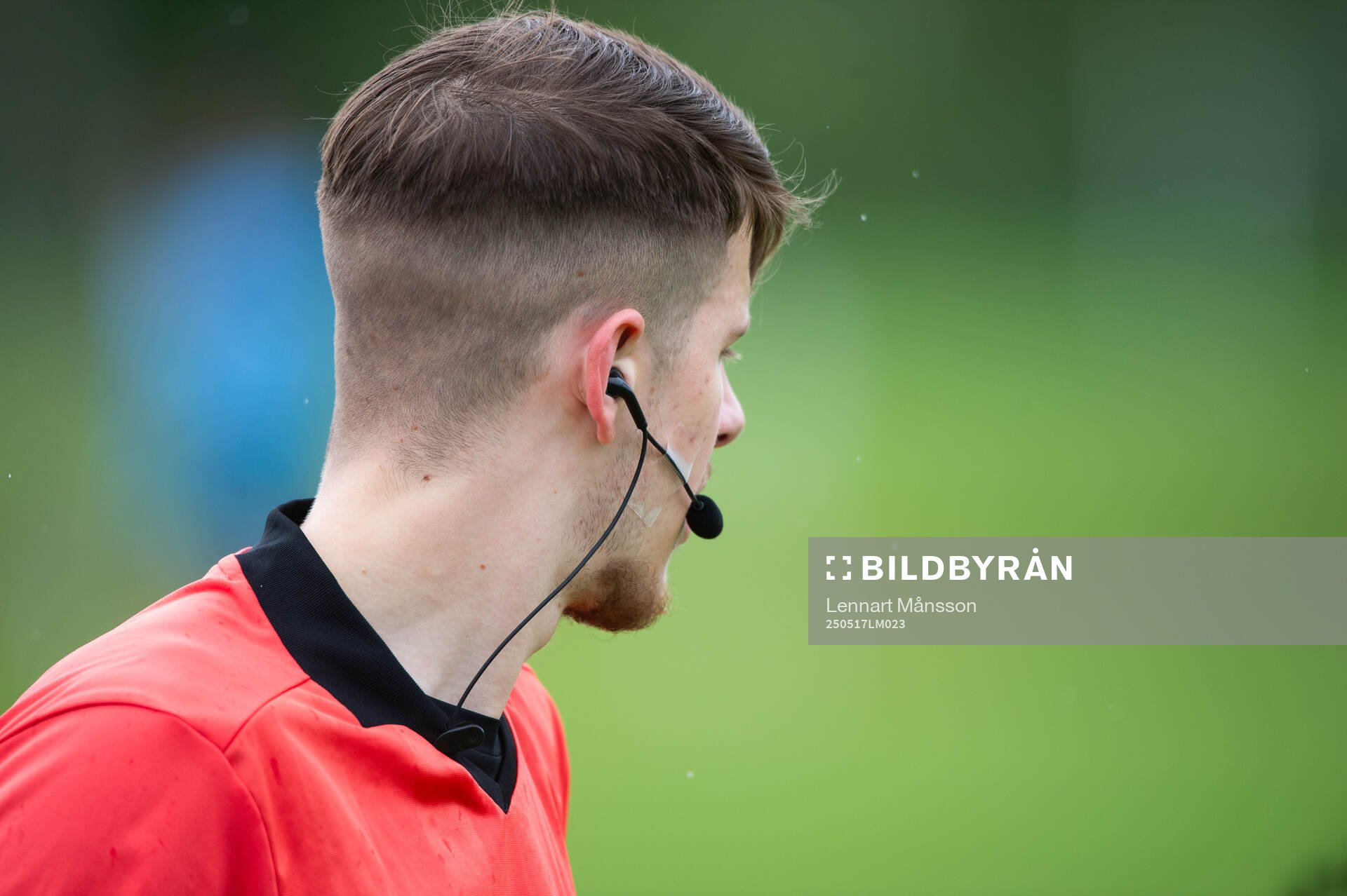 Domarens kommunikationssystem i matchen i P19 division 1