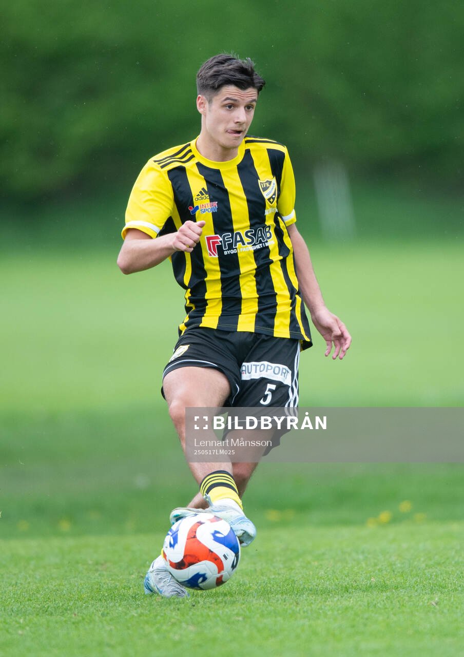 IFK Hässleholms Leon Shala i matchen i P19 division 1