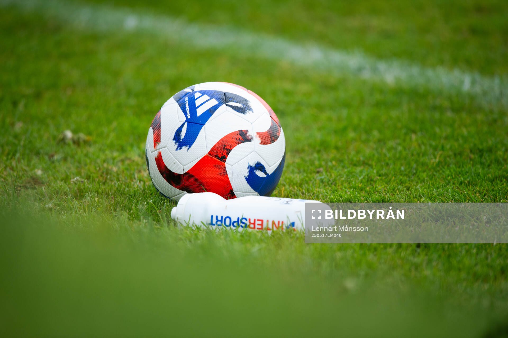 Boll och vattenflaska  i matchen i P19 division 1 mellan