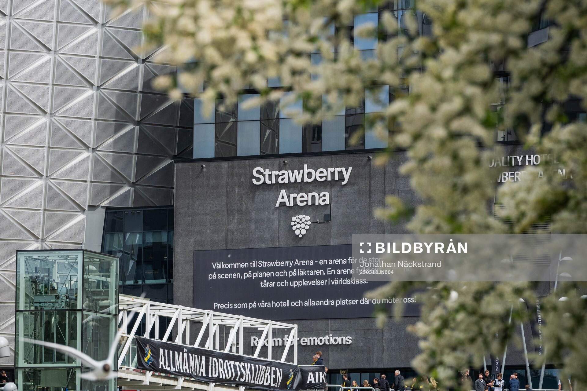 Exteriör vy över Strawberry Arena inför fotbollsmatchen i Allsvenskan mellan AIK och Hammarby den 18 maj 2025 i Stockholm. 