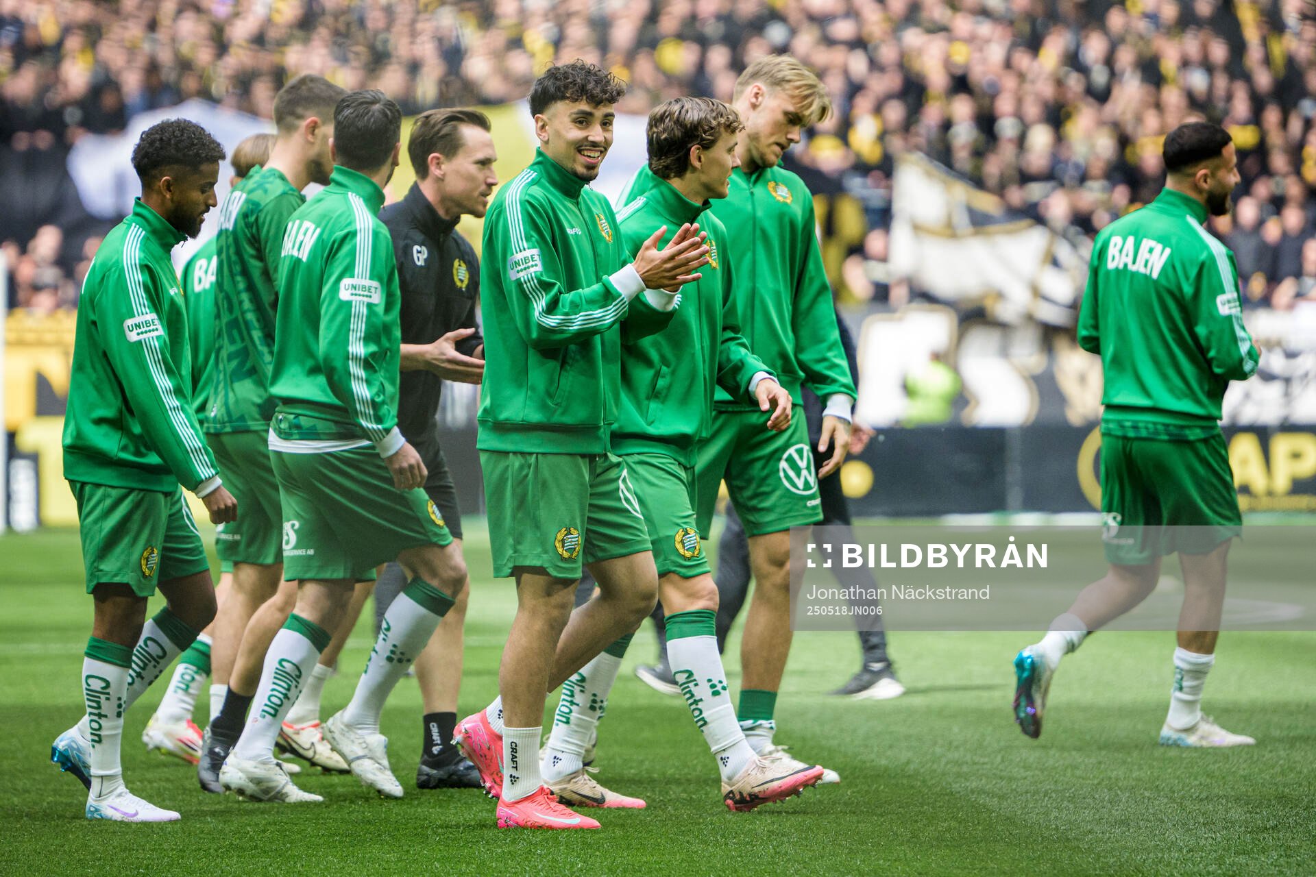 Hammarbys spelare inför fotbollsmatchen i Allsvenskan mellan AIK och Hammarby den 18 maj 2025 i Stockholm. 