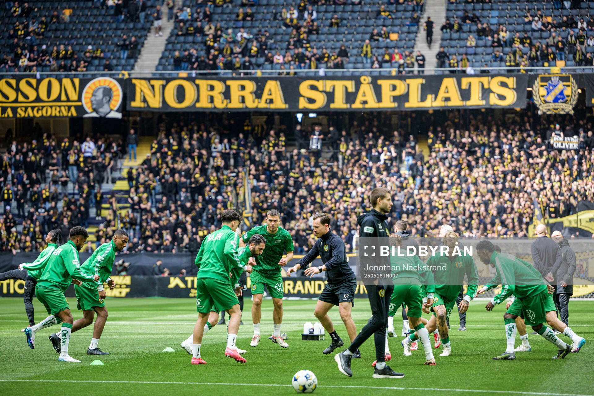 Hammarbys spelare inför fotbollsmatchen i Allsvenskan mellan AIK och Hammarby den 18 maj 2025 i Stockholm. 