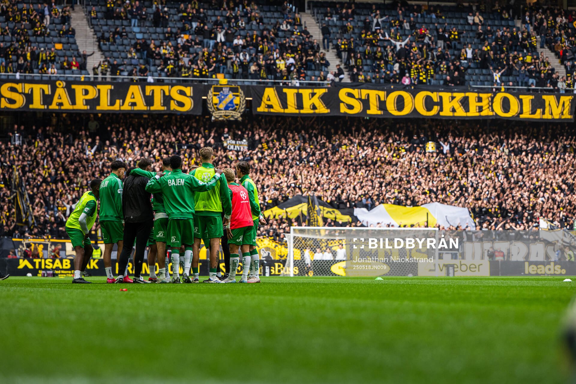 Hammarbys spelare inför fotbollsmatchen i Allsvenskan mellan AIK och Hammarby den 18 maj 2025 i Stockholm.