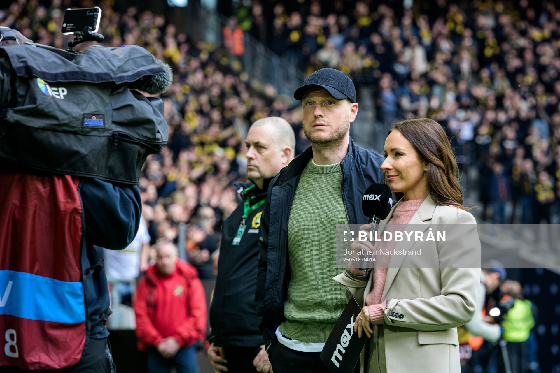 Hammarbys tränare Kim Hellberg  intervjuas inför fotbollsmatchen i Allsvenskan mellan AIK och Hammarby den 18 maj 2025 i Stockholm. 