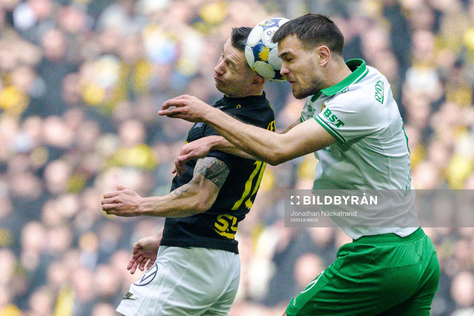 AIKs Bersant Celina och Hammarbys Pavle Vagic under fotbollsmatchen i Allsvenskan mellan AIK och Hammarby den 18 maj 2025 i Stockholm. 
