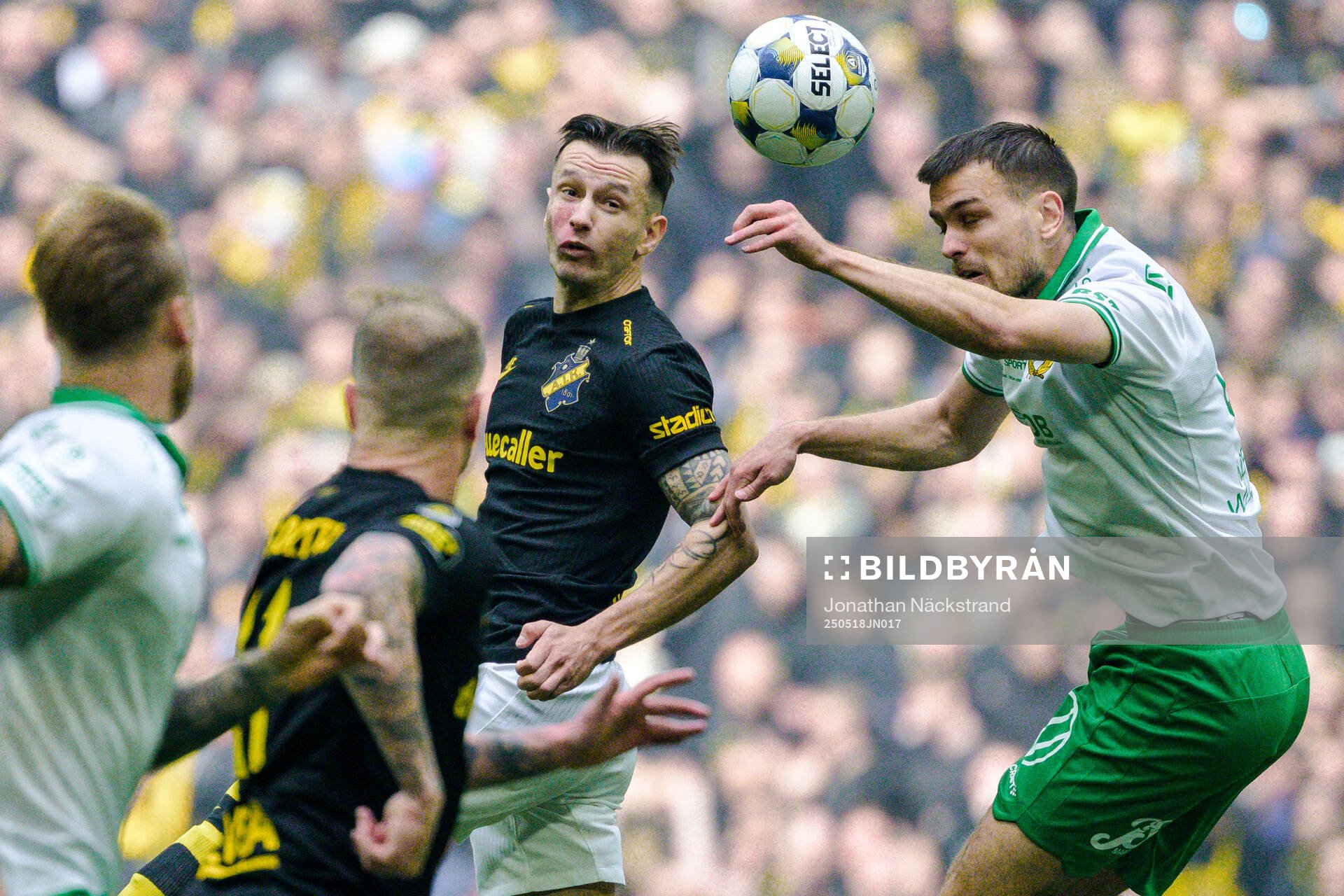 AIKs Bersant Celina och Hammarbys Pavle Vagic under fotbollsmatchen i Allsvenskan mellan AIK och Hammarby den 18 maj 2025 i Stockholm. 
