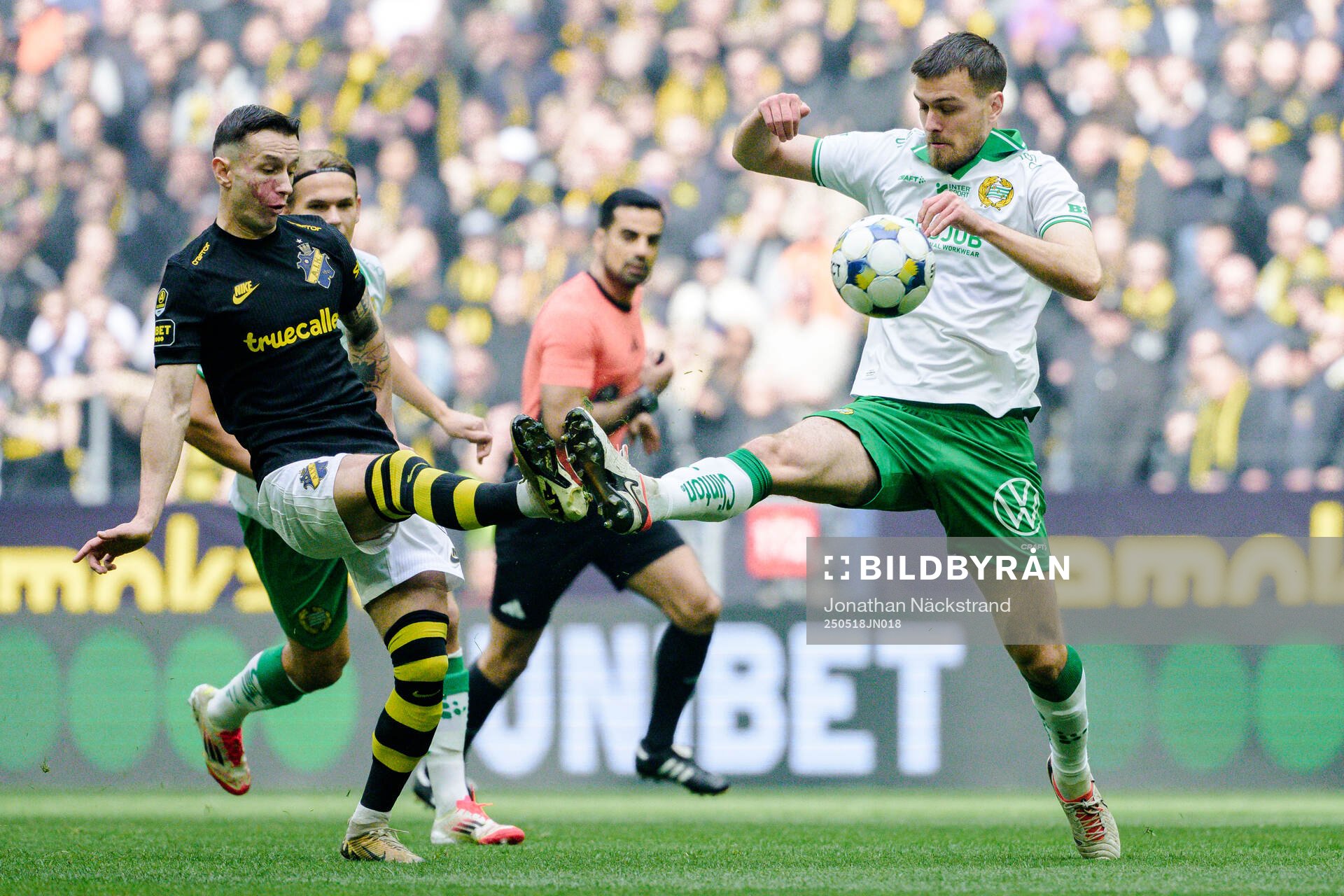 AIKs Bersant Celina och Hammarbys Pavle Vagic under fotbollsmatchen i Allsvenskan mellan AIK och Hammarby den 18 maj 2025 i Stockholm. 