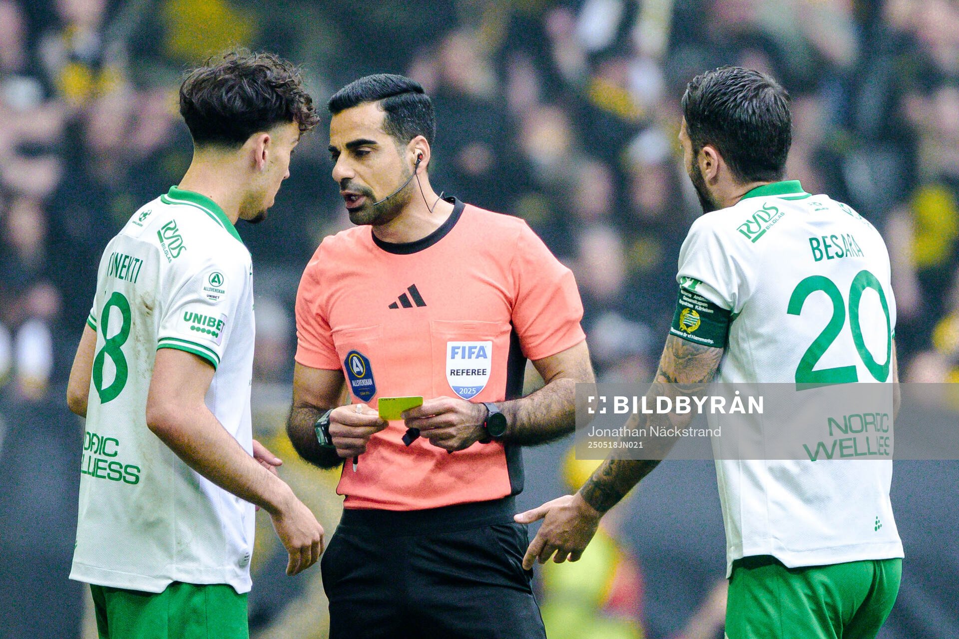 Hammarbys Sebastian Tounekti och domare Mohammed Al-Hakim under fotbollsmatchen i Allsvenskan mellan AIK och Hammarby den 18 maj 2025 i Stockholm.
