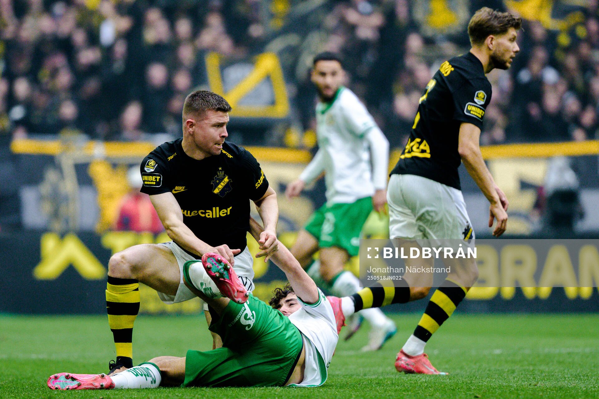 AIKs Mads Døhr Thychosen och Hammarbys Sebastian Tounekti under fotbollsmatchen i Allsvenskan mellan AIK och Hammarby den 18 maj 2025 i Stockholm.