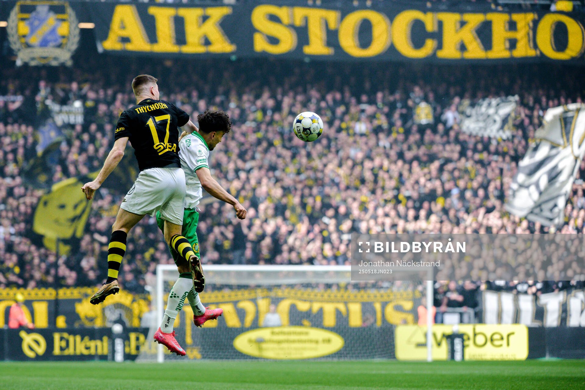 AIKs Mads Døhr Thychosen och Hammarbys Sebastian Tounekti under fotbollsmatchen i Allsvenskan mellan AIK och Hammarby den 18 maj 2025 i Stockholm.