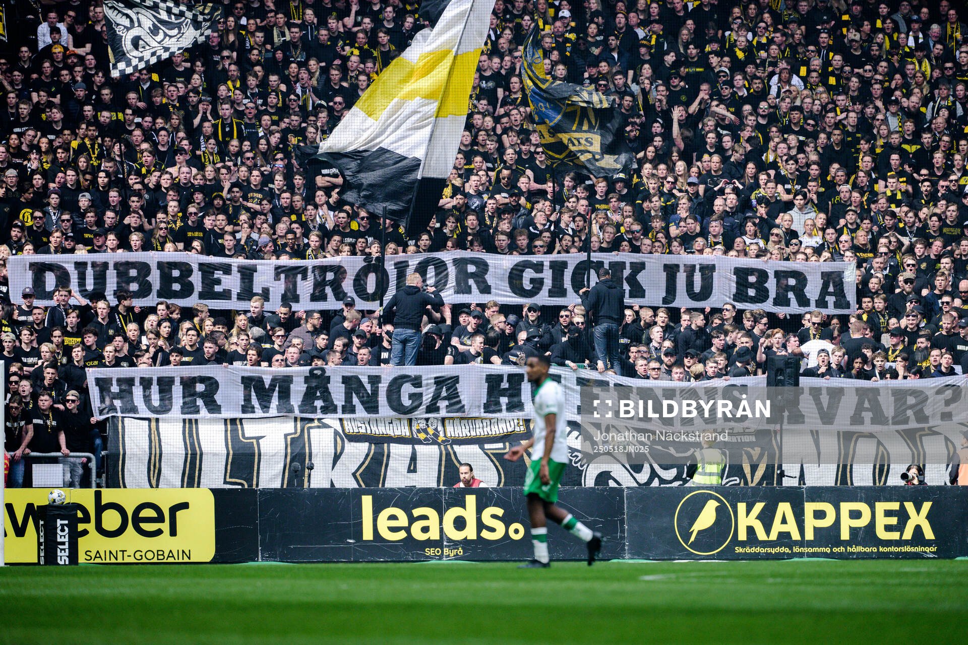 AIKs supportrar med banderoller