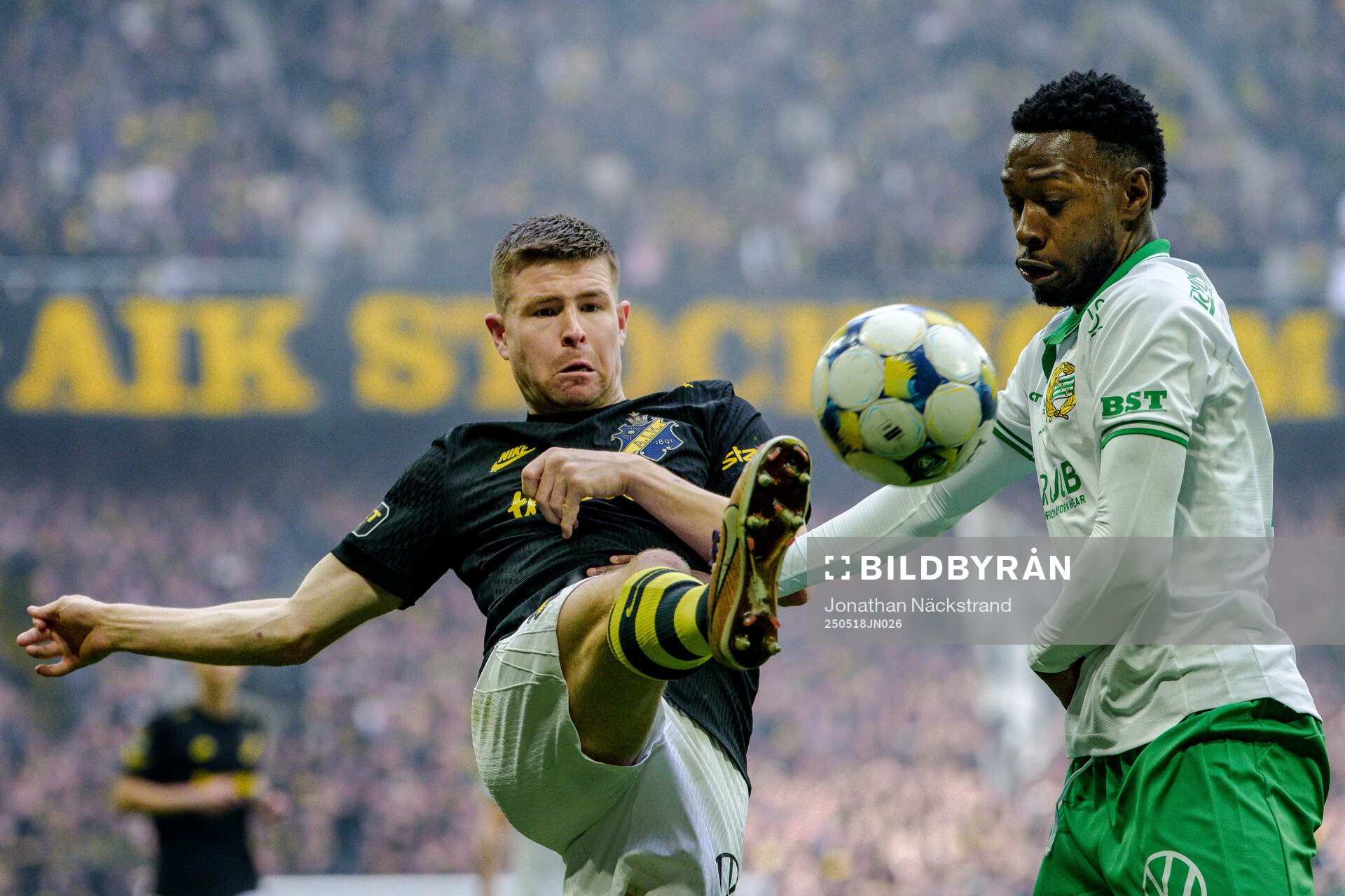 AIKs Mads Døhr Thychosen och Hammarbys Shaquille Pinas under fotbollsmatchen i Allsvenskan mellan AIK och Hammarby den 18 maj 2025 i Stockholm.