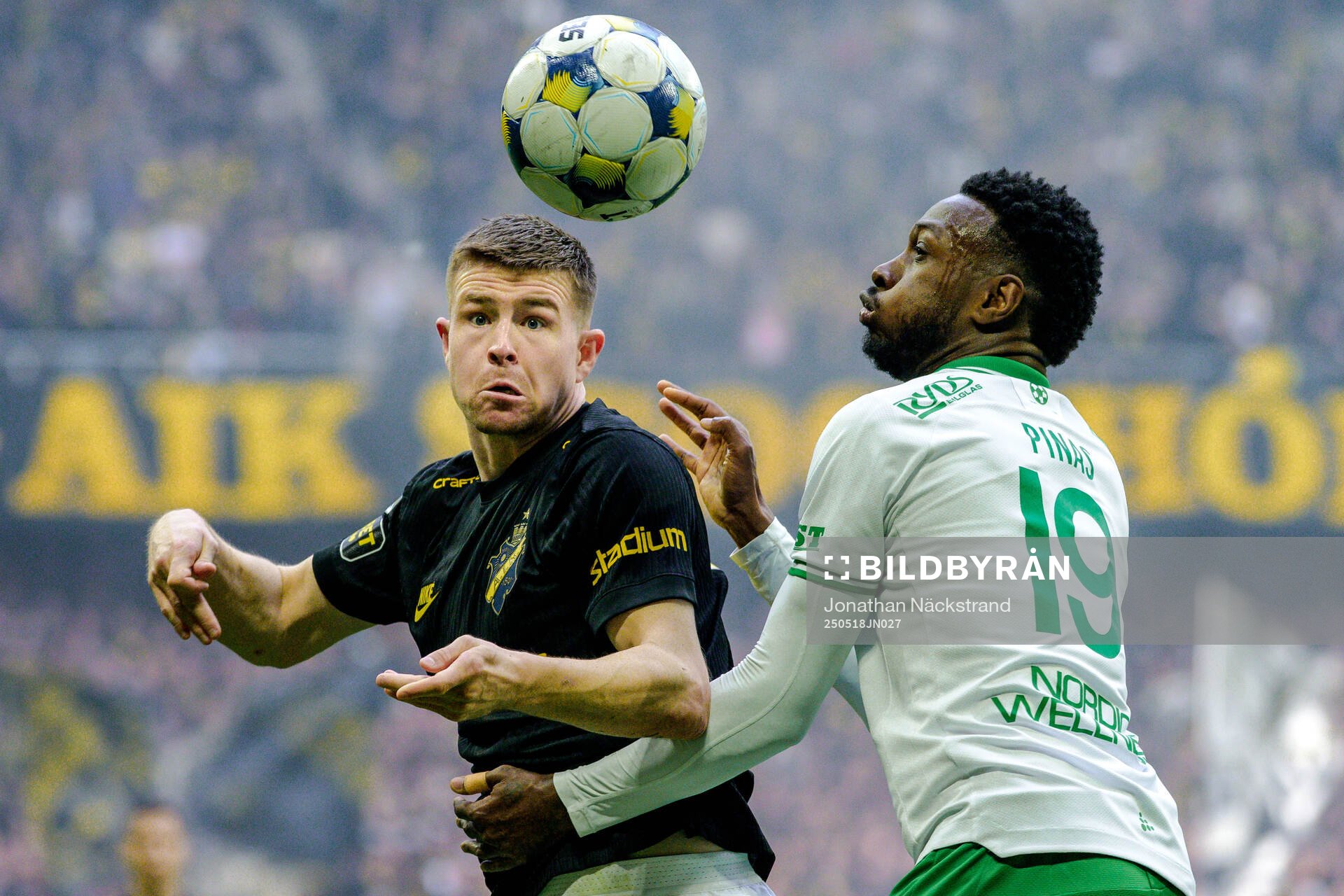 AIKs Mads Døhr Thychosen och Hammarbys Shaquille Pinas under fotbollsmatchen i Allsvenskan mellan AIK och Hammarby den 18 maj 2025 i Stockholm.