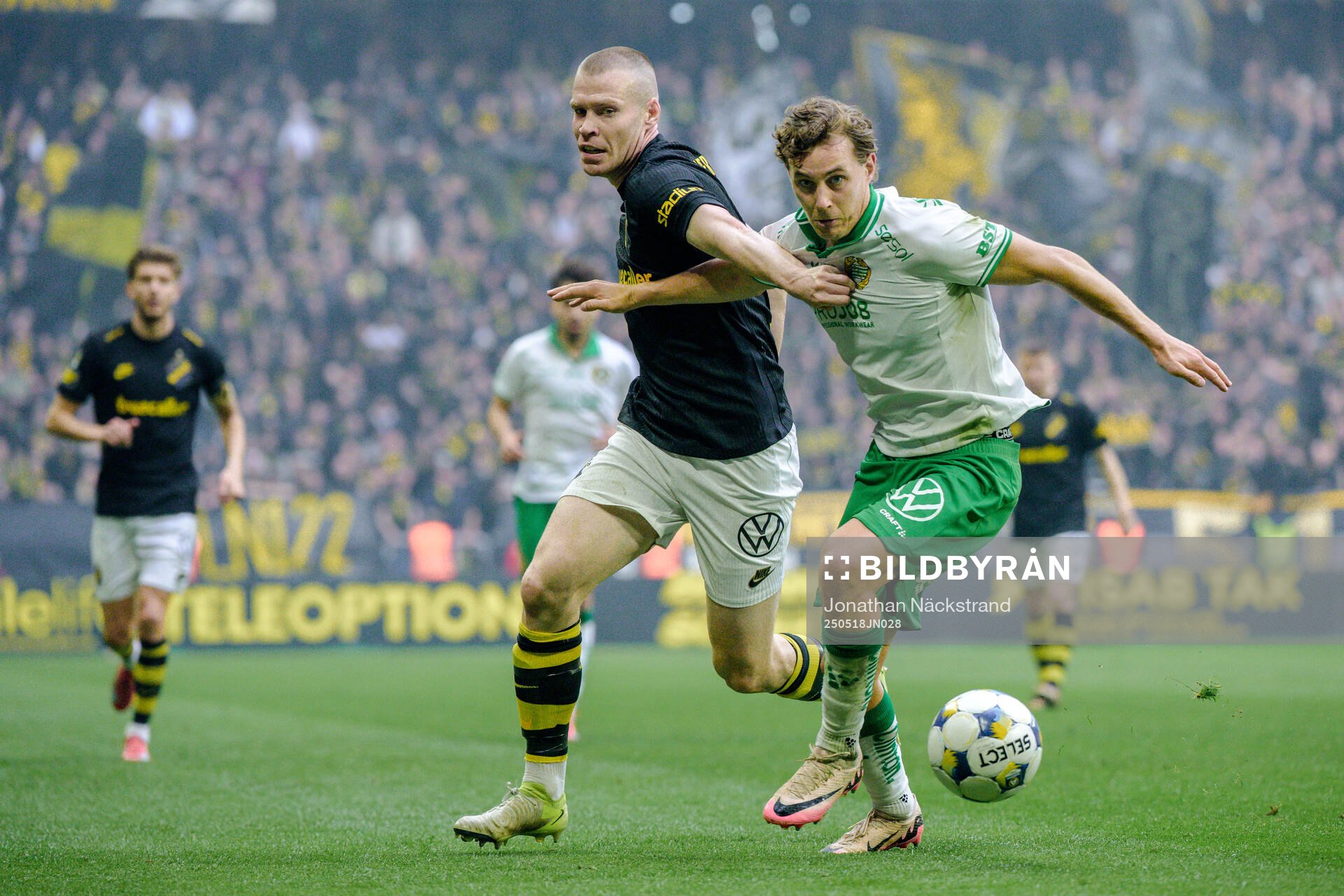 AIKs Thomas Poppler Isherwood och Hammarbys Hampus Skoglund under fotbollsmatchen i Allsvenskan mellan AIK och Hammarby den 18 maj 2025 i Stockholm.