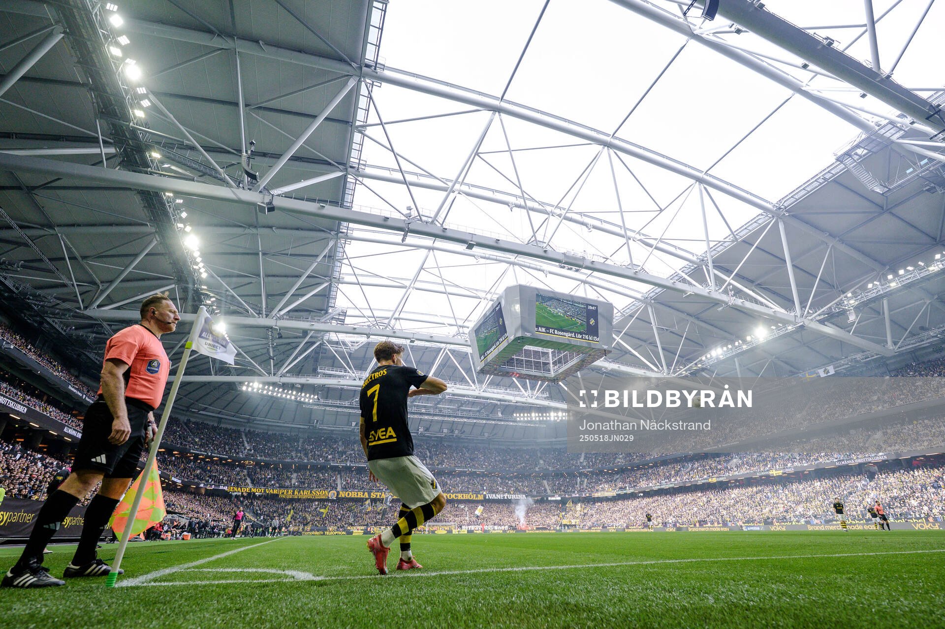 AIKs Anton Salétros under fotbollsmatchen i Allsvenskan mellan AIK och Hammarby den 18 maj 2025 i Stockholm. 