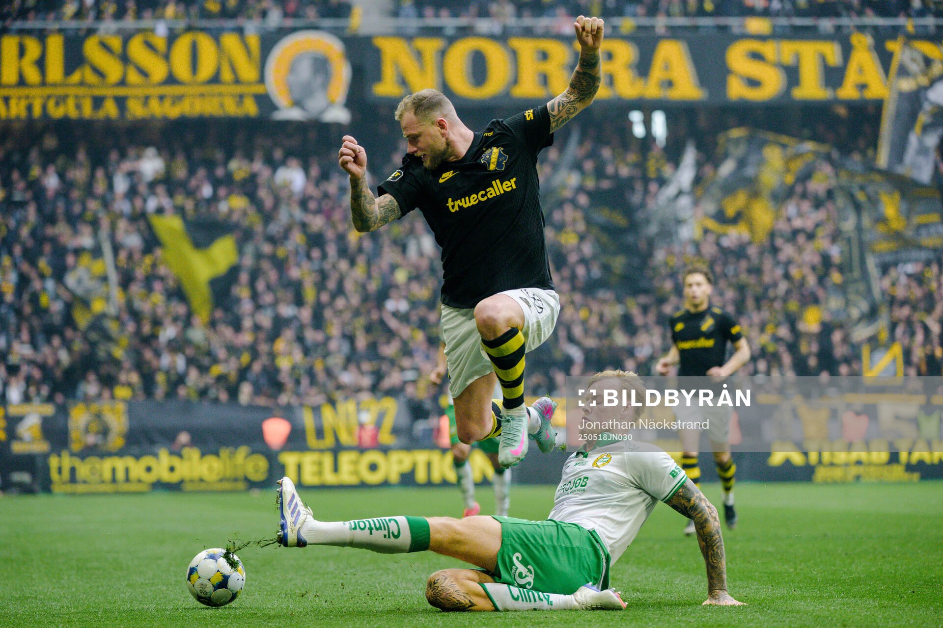 AIKs John Guidetti och Hammarbys Victor Eriksson under fotbollsmatchen i Allsvenskan mellan AIK och Hammarby den 18 maj 2025 i Stockholm.