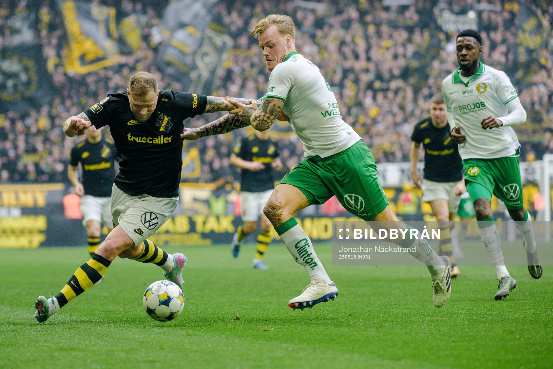 Hammarbys Victor Eriksson och AIKs John Guidetti under fotbollsmatchen i Allsvenskan mellan AIK och Hammarby den 18 maj 2025 i Stockholm.