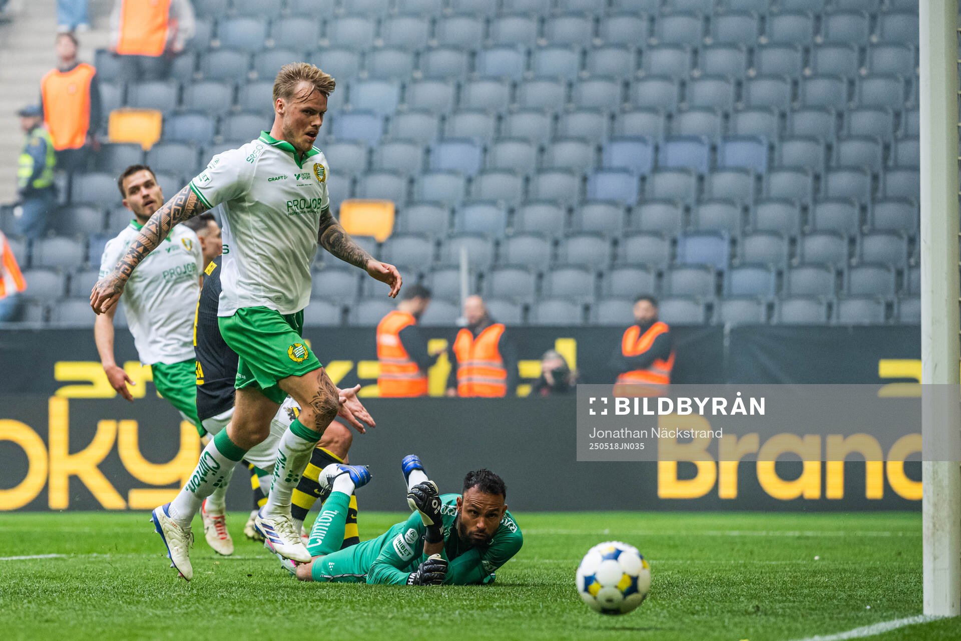 Hammarbys målvakt Warner Hahn under fotbollsmatchen i Allsvenskan mellan AIK och Hammarby den 18 maj 2025 i Stockholm. 
