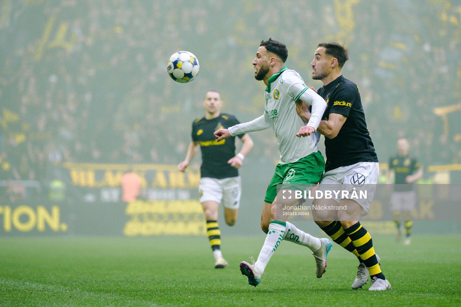 Hammarbys Abdelrahman Boudah Saidi och AIKs Sotirios Papagiannopoulos under fotbollsmatchen i Allsvenskan mellan AIK och Hammarby den 18 maj 2025 i Stockholm.