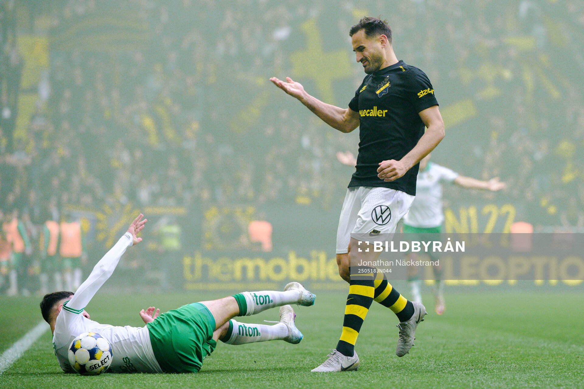 Hammarbys Abdelrahman Boudah Saidi och AIKs Sotirios Papagiannopoulos under fotbollsmatchen i Allsvenskan mellan AIK och Hammarby den 18 maj 2025 i Stockholm.