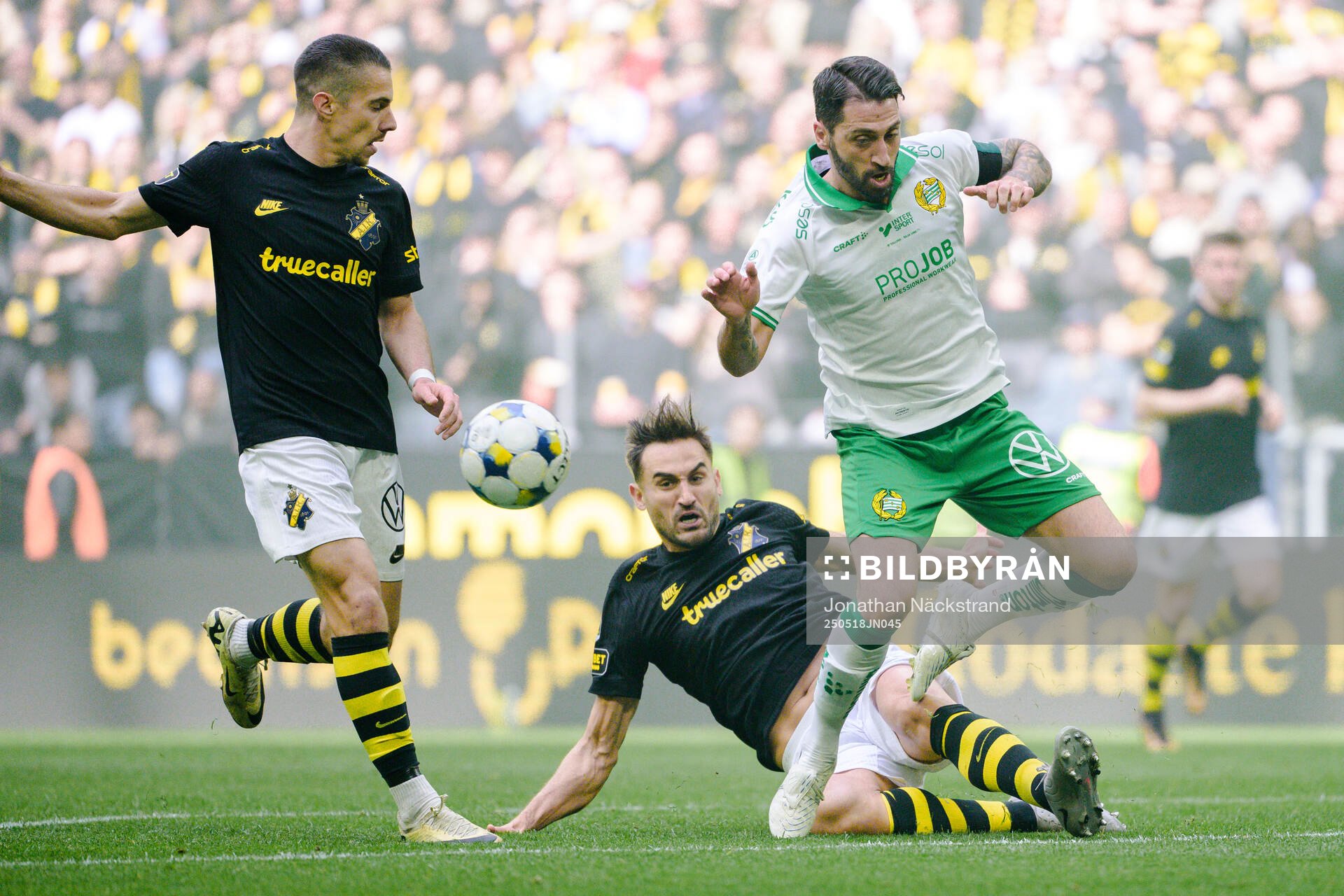 Hammarbys Nahir Besara och AIKs Sotirios Papagiannopoulos under fotbollsmatchen i Allsvenskan mellan AIK och Hammarby den 18 maj 2025 i Stockholm.