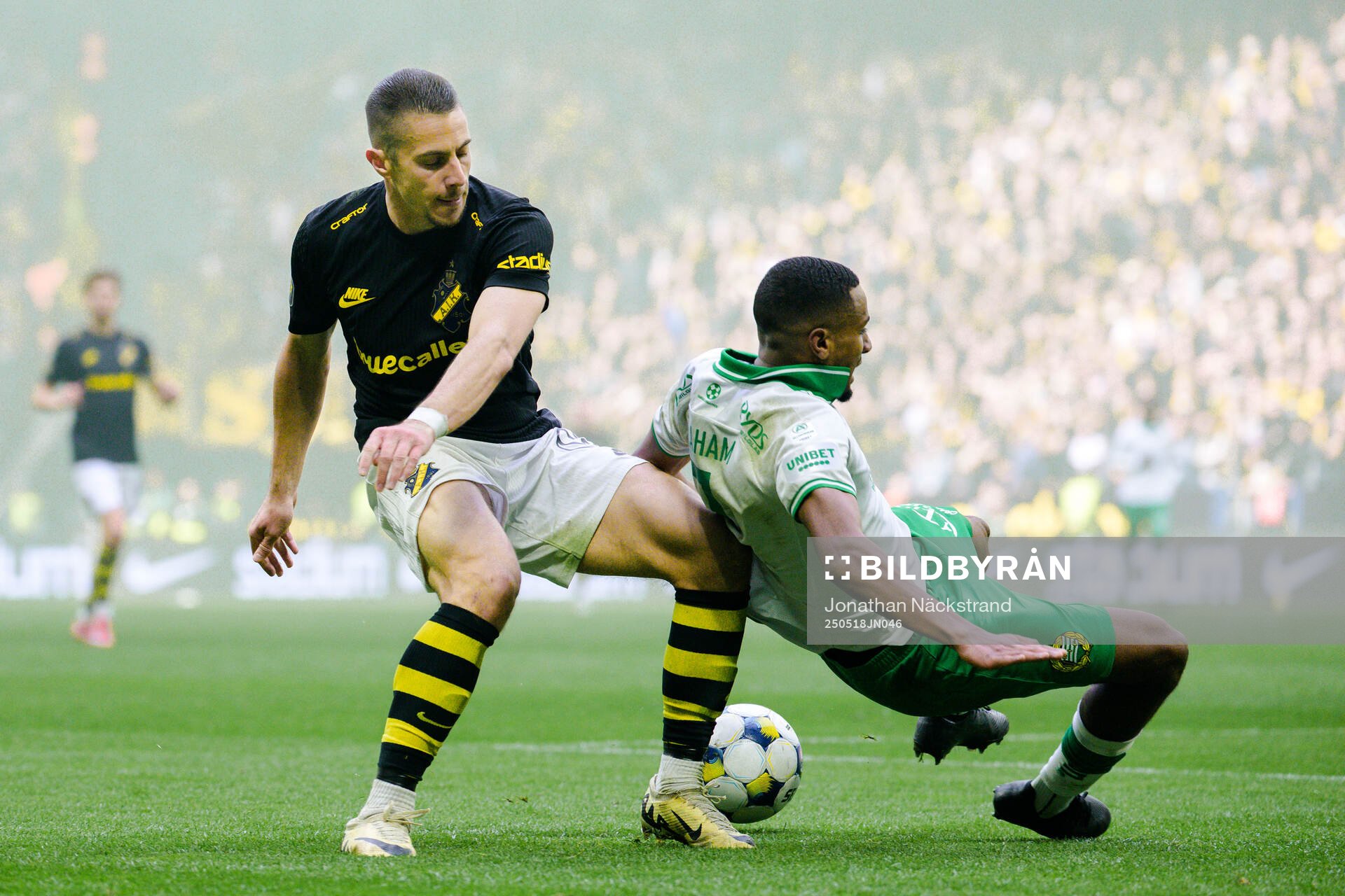 AIKs Dino Besirovic och Hammarbys Paulos Abraham under fotbollsmatchen i Allsvenskan mellan AIK och Hammarby den 18 maj 2025 i Stockholm.