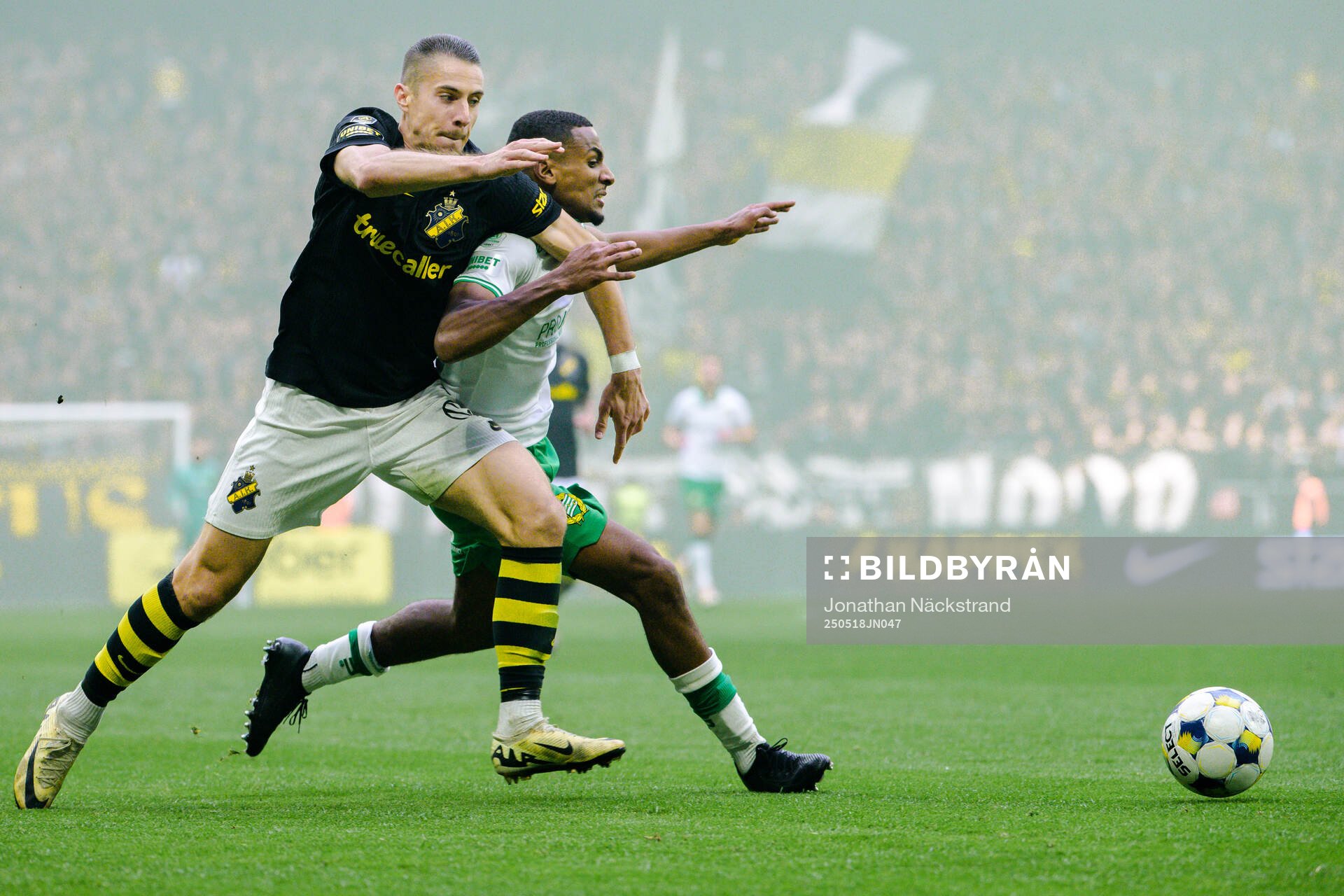 AIKs Dino Besirovic och Hammarbys Hampus Skoglund under fotbollsmatchen i Allsvenskan mellan AIK och Hammarby den 18 maj 2025 i Stockholm.