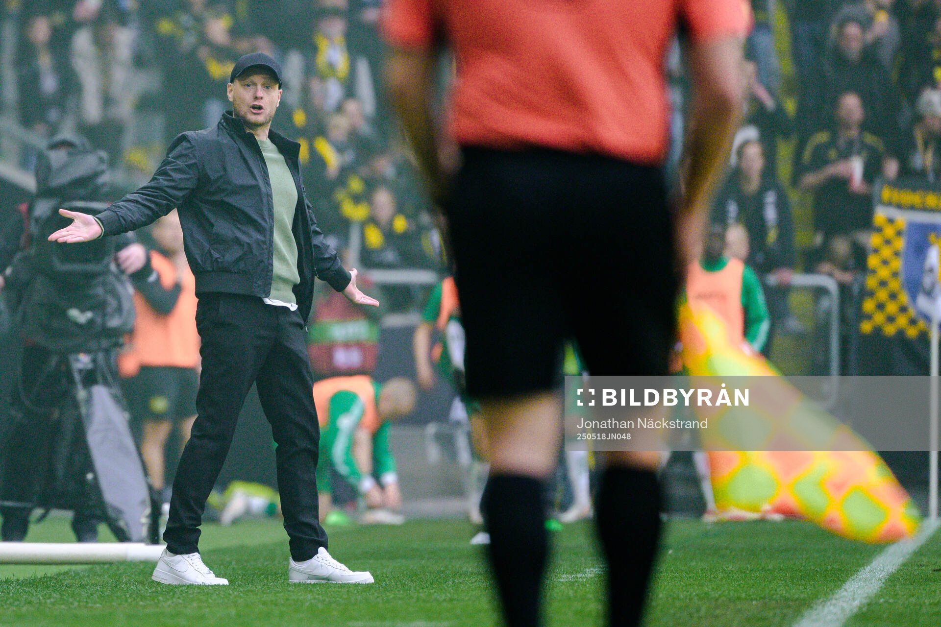 Hammarbys tränare Kim Hellberg  under fotbollsmatchen i Allsvenskan mellan AIK och Hammarby den 18 maj 2025 i Stockholm. 