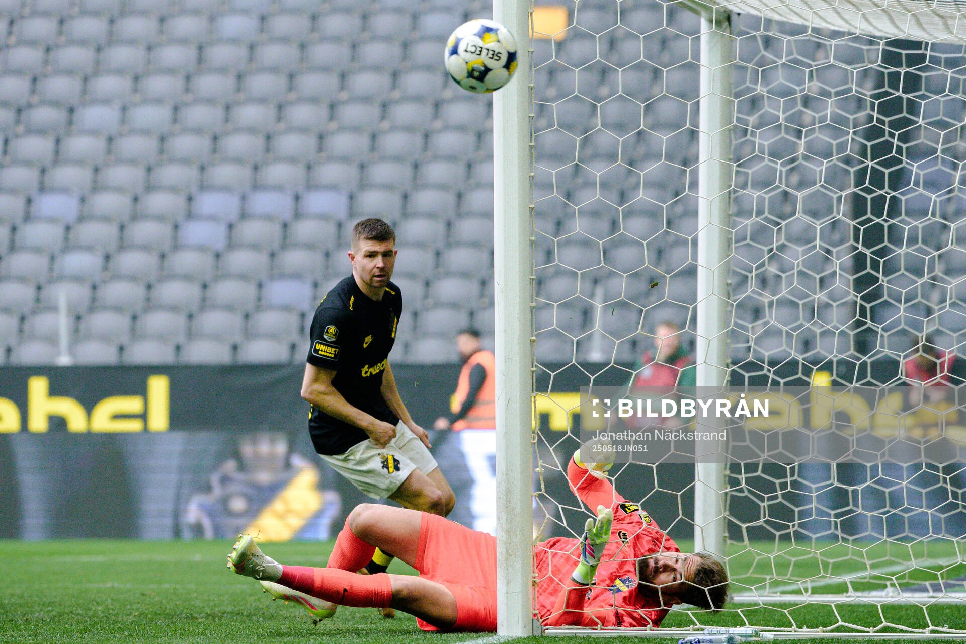 AIKs målvakt Kristoffer Nordfeldt under fotbollsmatchen i Allsvenskan mellan AIK och Hammarby den 18 maj 2025 i Stockholm. 