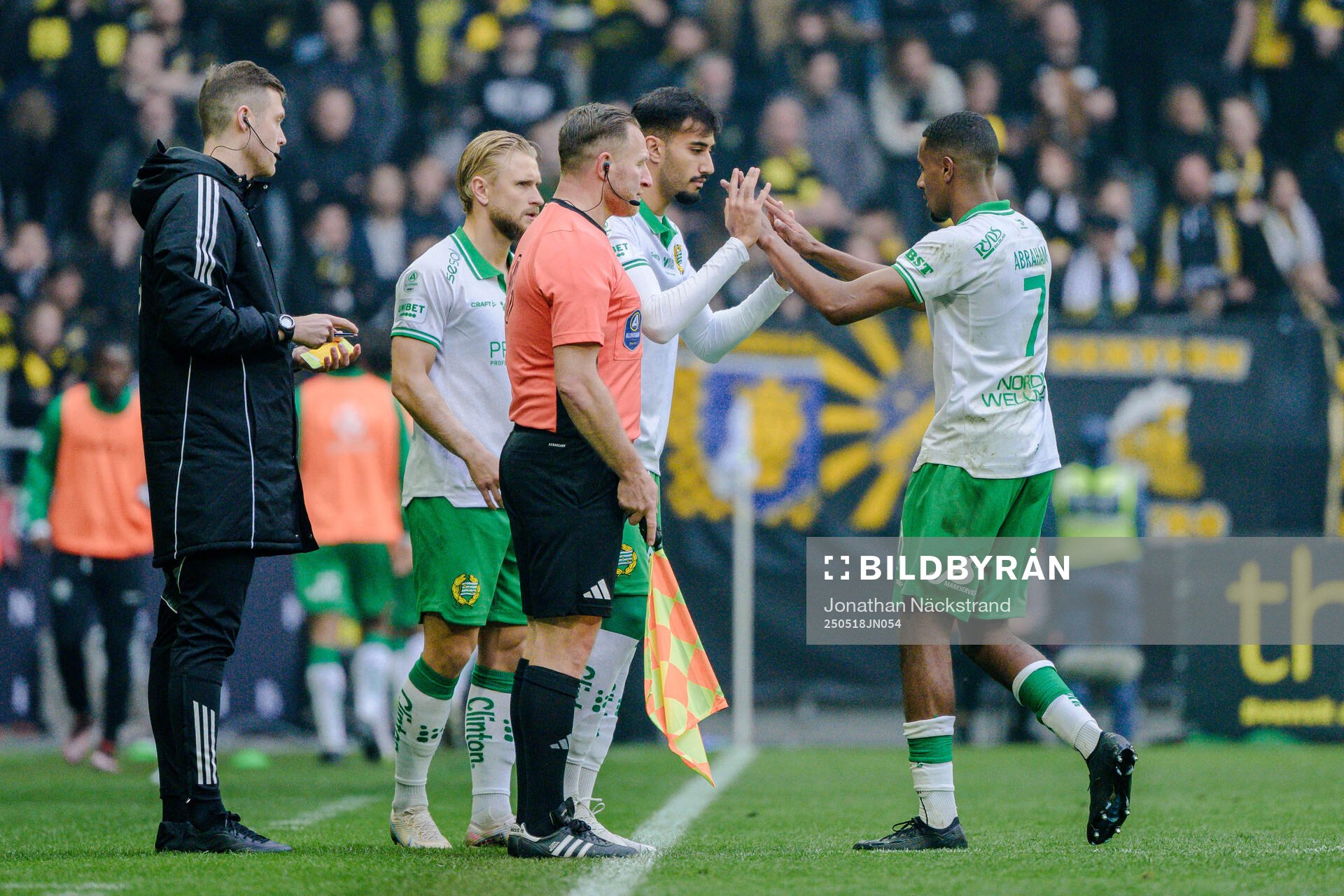 Hammarbys Montader Madjed och Paulos Abraham vid ett byte under fotbollsmatchen i Allsvenskan mellan AIK och Hammarby den 18 maj 2025 i Stockholm.