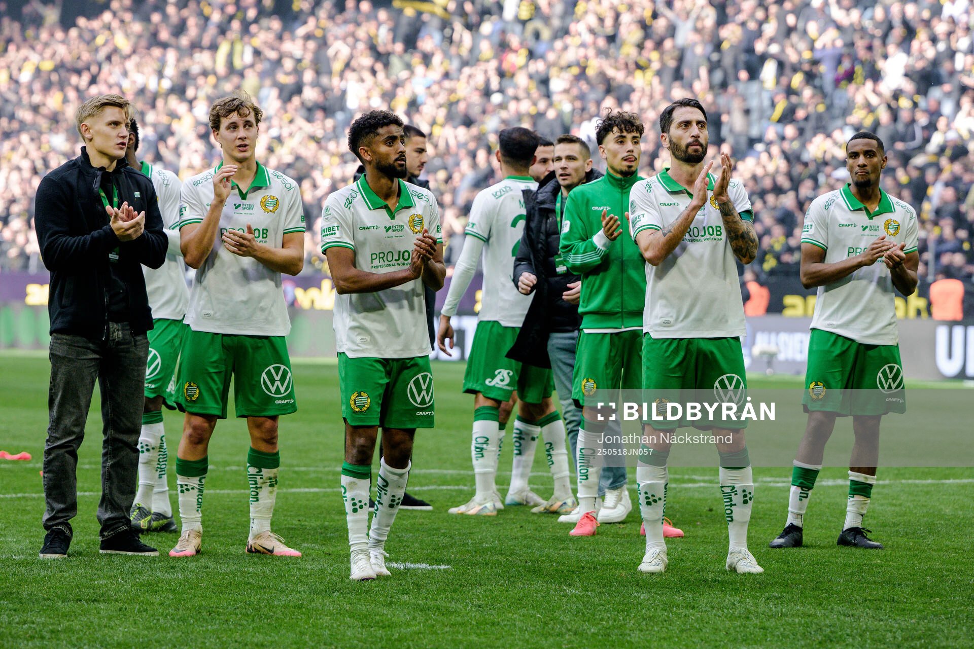 Hammarbys Nahir Besara med lagkamrater efter fotbollsmatchen i Allsvenskan mellan AIK och Hammarby den 18 maj 2025 i Stockholm. 