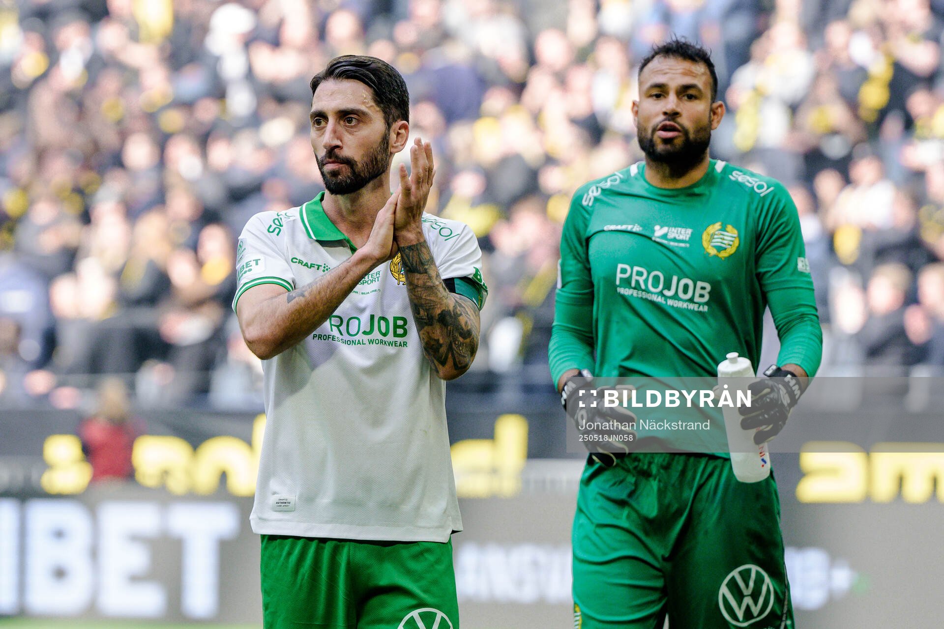 Hammarbys Nahir Besara och målvakt Warner Hahn efter fotbollsmatchen i Allsvenskan mellan AIK och Hammarby den 18 maj 2025 i Stockholm. 