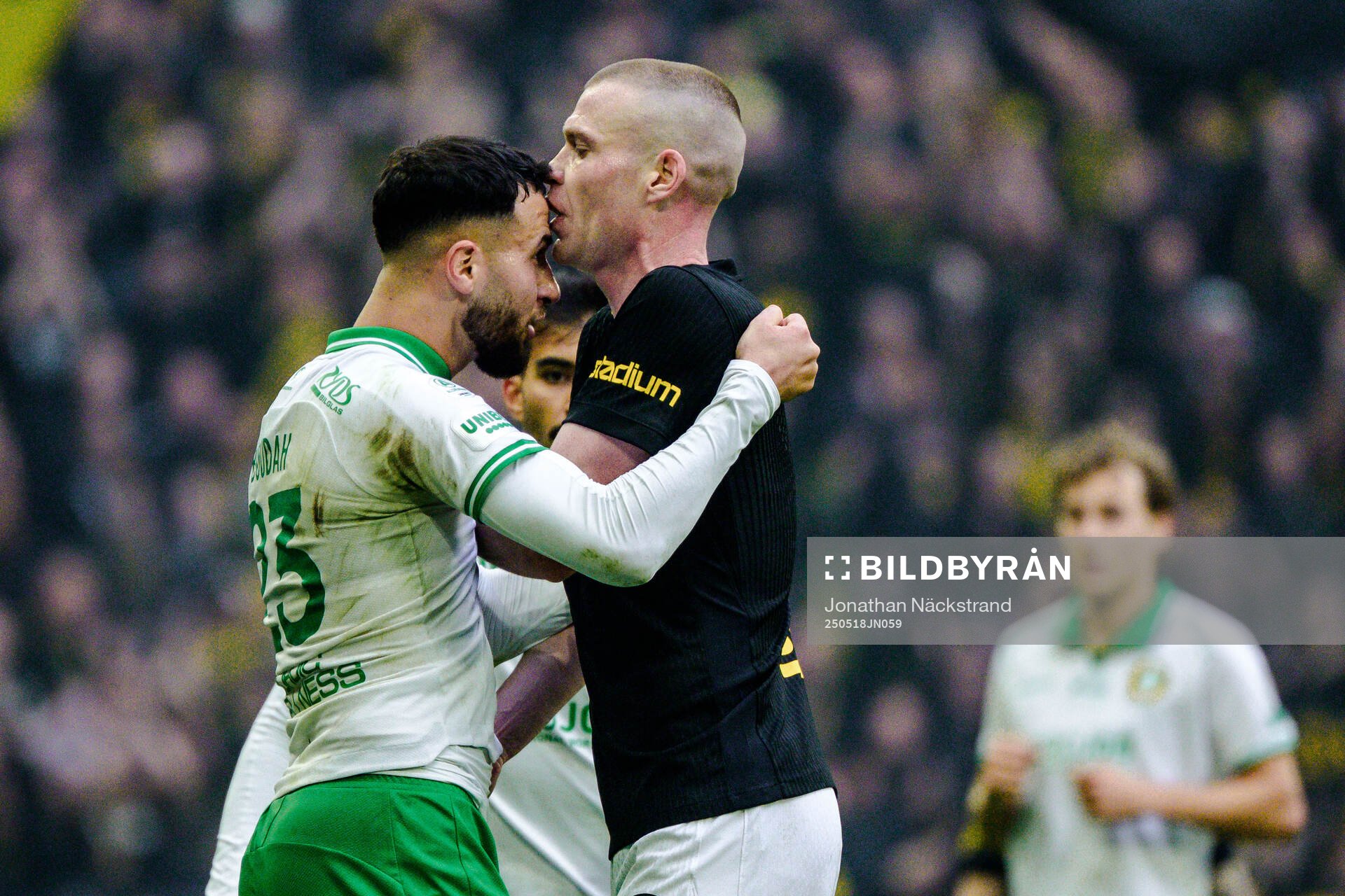Hammarbys Abdelrahman Boudah Saidi och AIKs Thomas Poppler Isherwood under fotbollsmatchen i Allsvenskan mellan AIK och Hammarby den 18 maj 2025 i Stockholm.