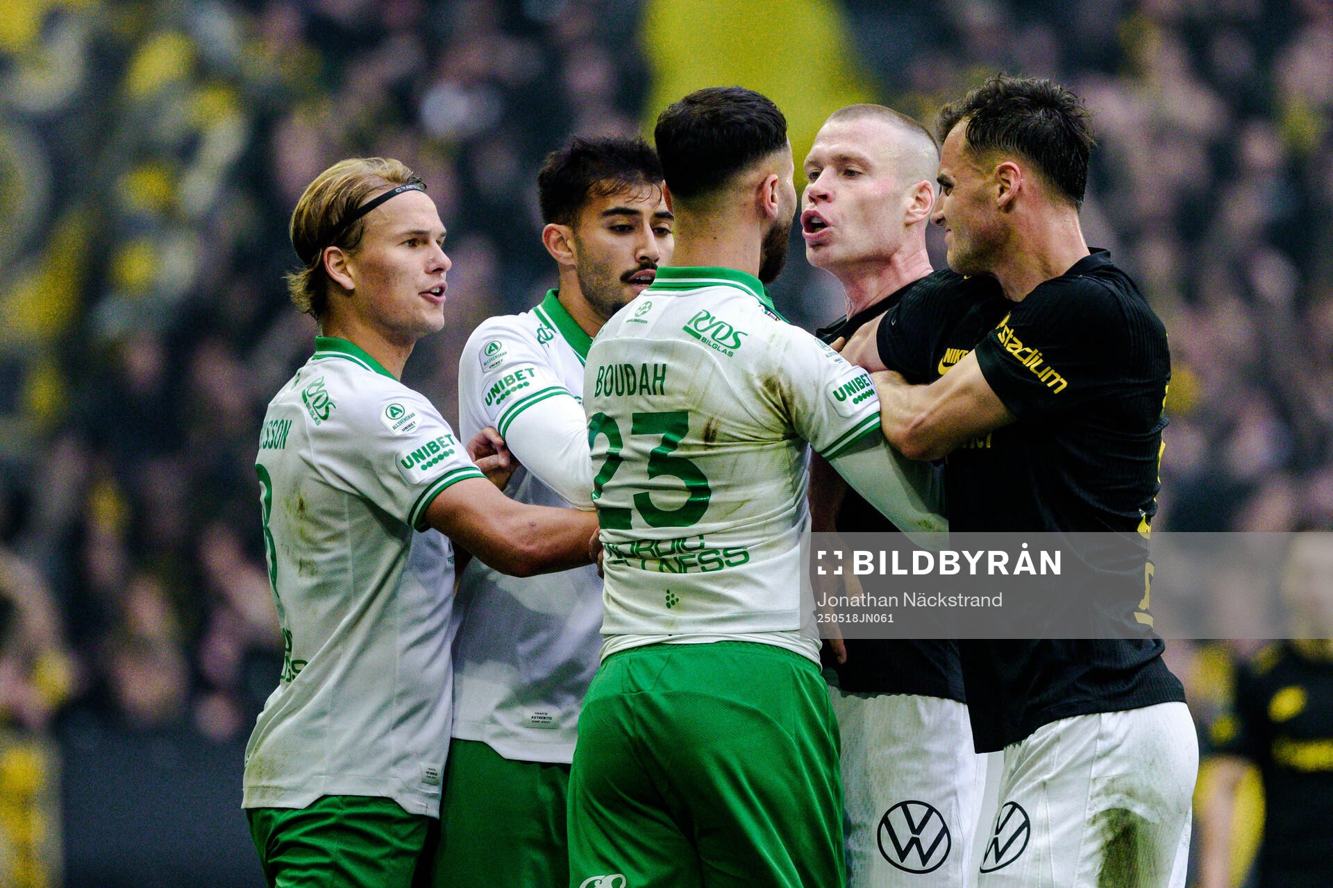 Hammarbys Abdelrahman Boudah Saidi och AIKs Thomas Poppler Isherwood under fotbollsmatchen i Allsvenskan mellan AIK och Hammarby den 18 maj 2025 i Stockholm.