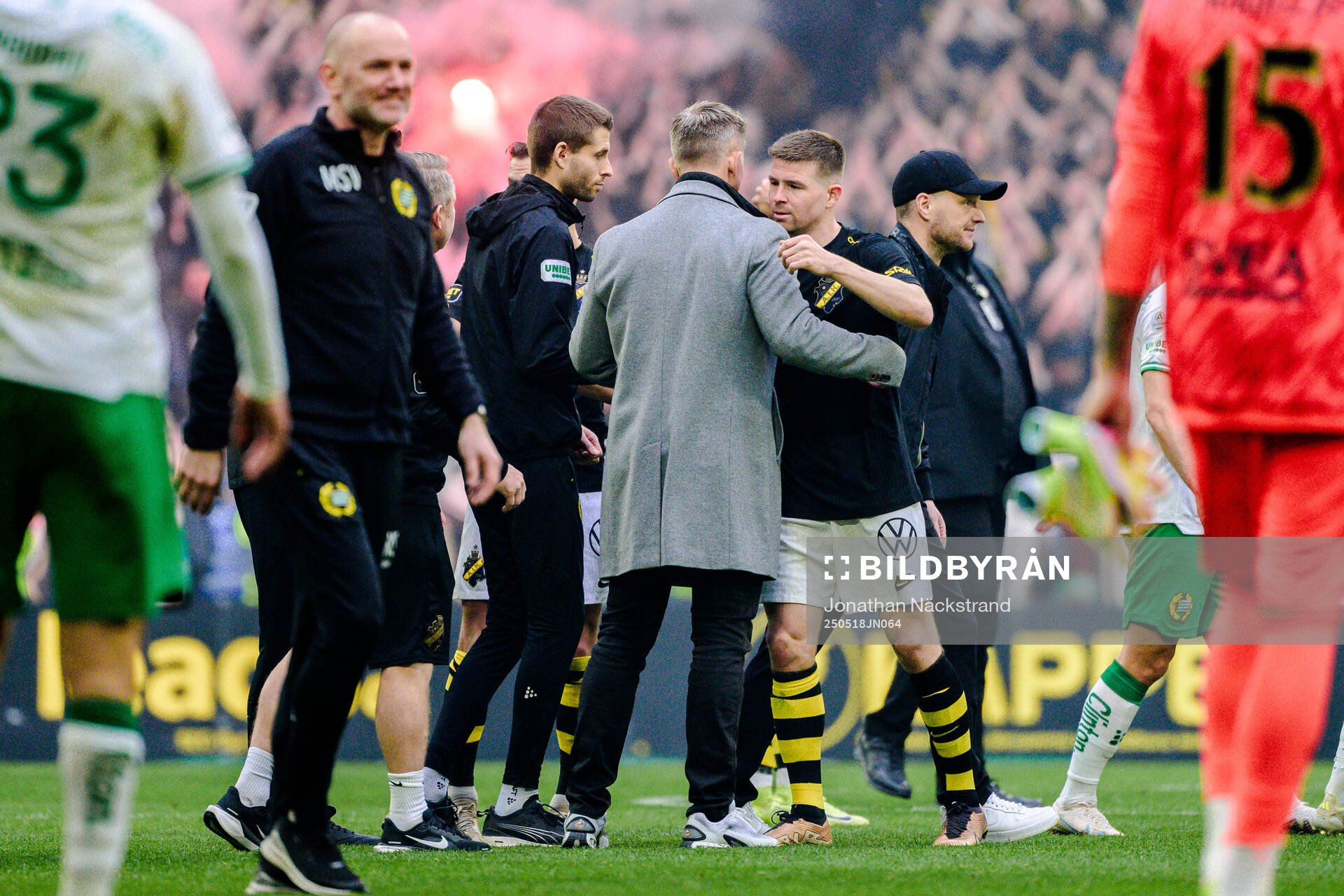 AIKs tränare Mikkjal Thomassen och Mads Døhr Thychosen efter fotbollsmatchen i Allsvenskan mellan AIK och Hammarby den 18 maj 2025 i Stockholm.