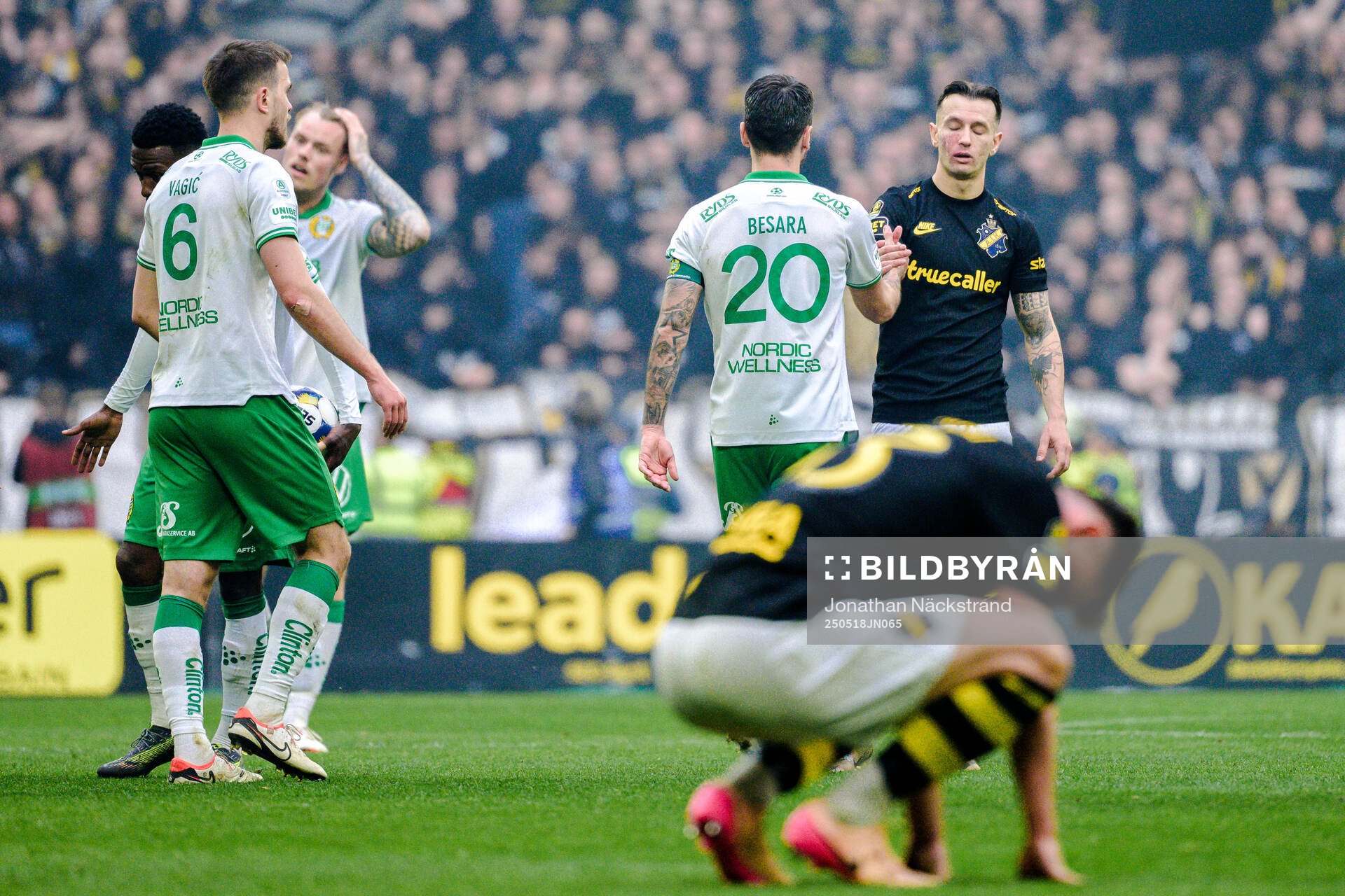 Hammarbys Nahir Besara och AIKs Bersant Celina  under fotbollsmatchen i Allsvenskan mellan AIK och Hammarby den 18 maj 2025 i Stockholm. 