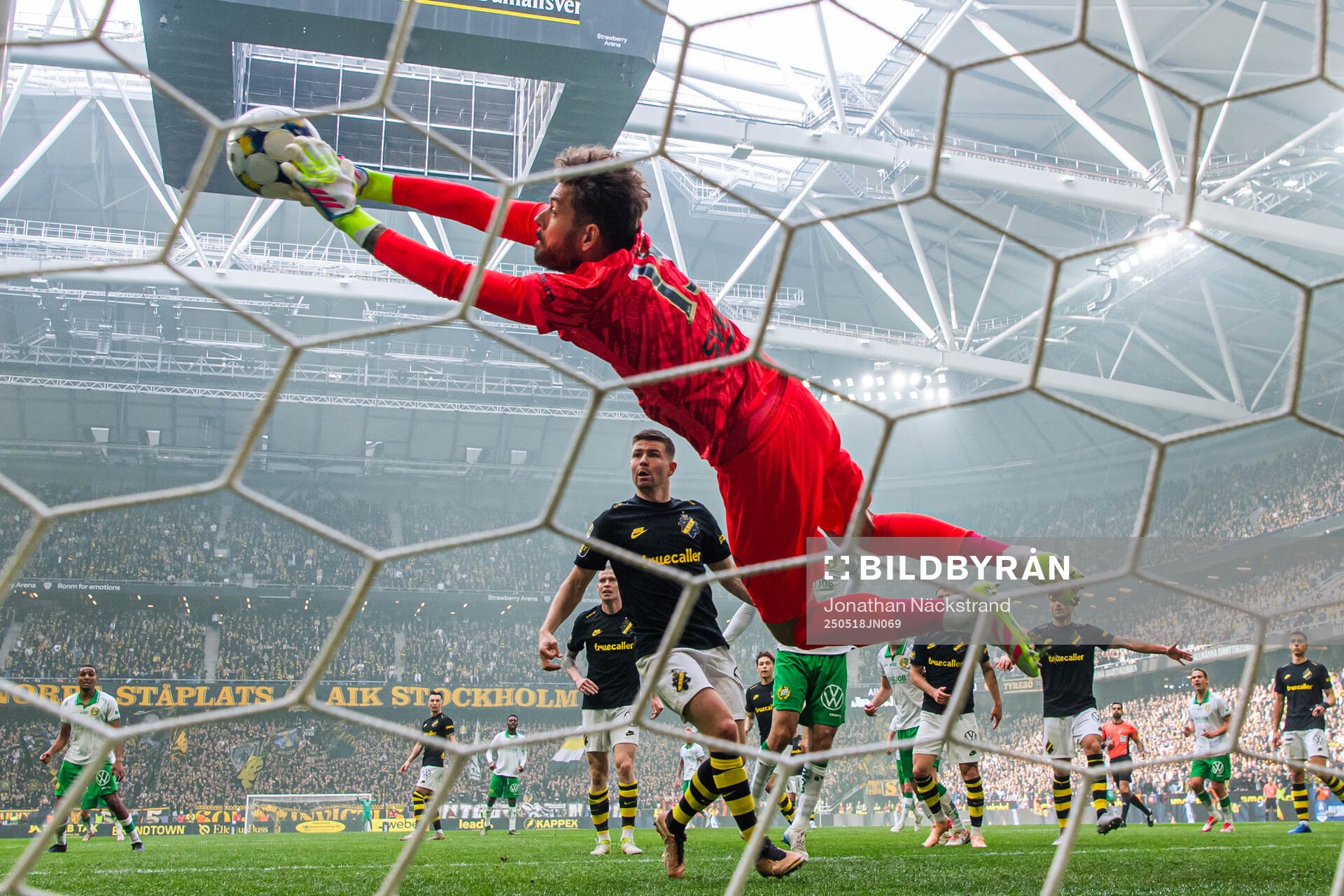 målvakt Kristoffer Nordfeldt under fotbollsmatchen i Allsvenskan mellan AIK och Hammarby den 18 maj 2025 i Stockholm. 