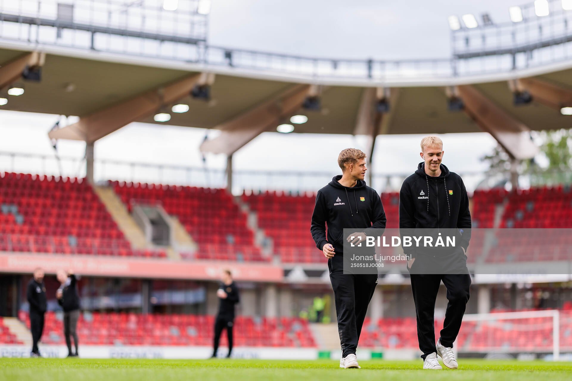 GAIS Kevin Holmén och Robin Wendin Thomasson inför fotbollsmatchen i Allsvenskan mellan Öster och GAIS den 18 maj 2025 i Växjö. 
