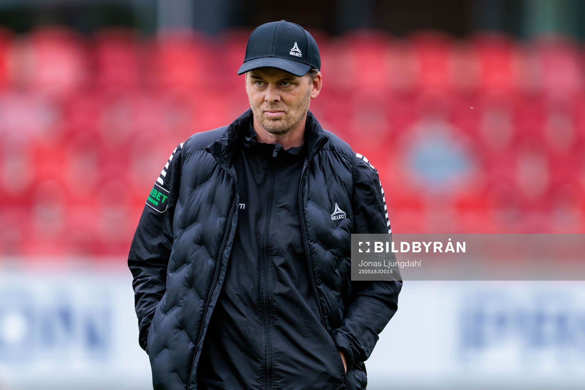 GAIS tränare Fredrik Holmberg inför fotbollsmatchen i Allsvenskan mellan Öster och GAIS den 18 maj 2025 i Växjö. 