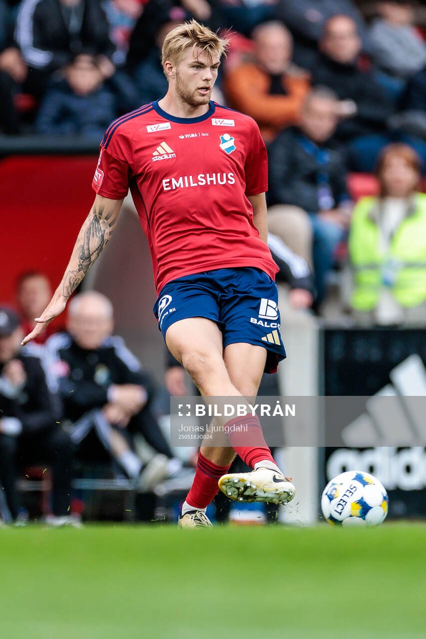 Östers Mattis Adolfsson under fotbollsmatchen i Allsvenskan mellan Öster och GAIS den 18 maj 2025 i Växjö. 