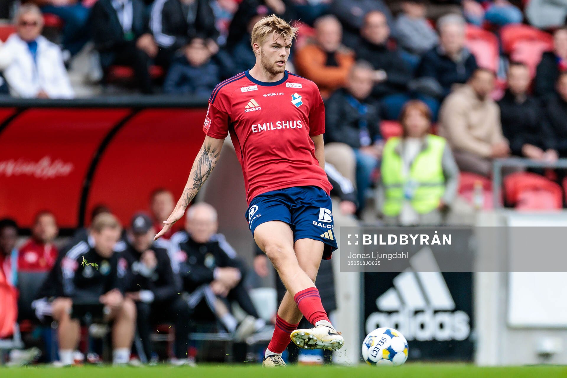 Östers Mattis Adolfsson under fotbollsmatchen i Allsvenskan mellan Öster och GAIS den 18 maj 2025 i Växjö. 