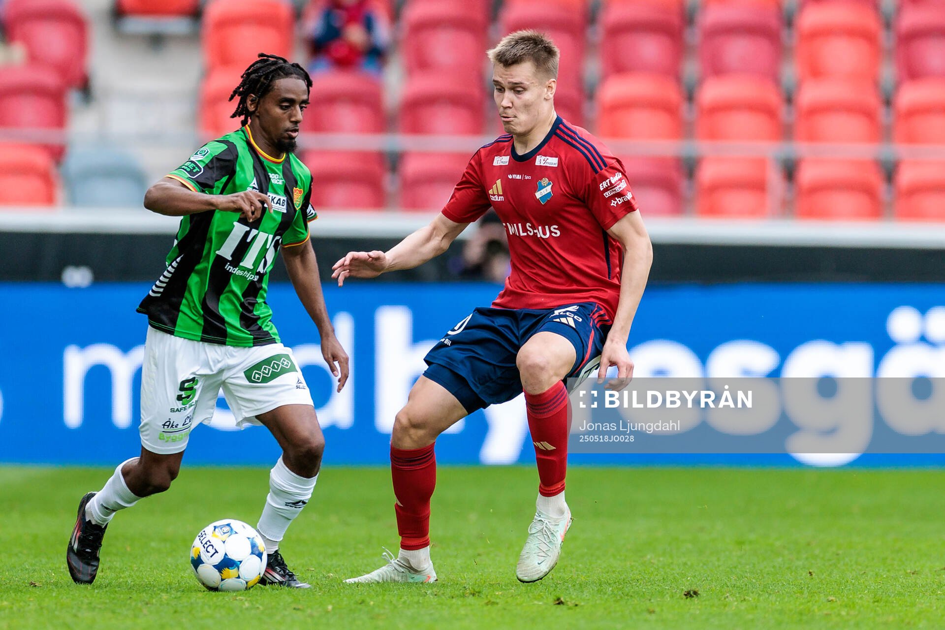 GAISs Harun Ibrahim och Östers Matias Tamminen under fotbollsmatchen i Allsvenskan mellan Öster och GAIS den 18 maj 2025 i Växjö. 
