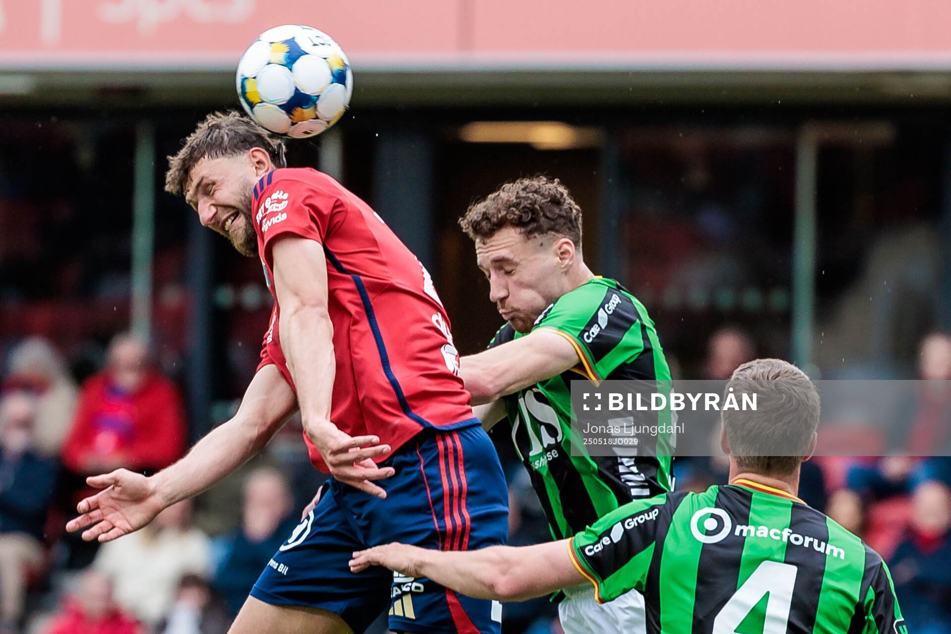 Östers Alibek Aliev och GAISs Anes Cardaklija under fotbollsmatchen i Allsvenskan mellan Öster och GAIS den 18 maj 2025 i Växjö. 