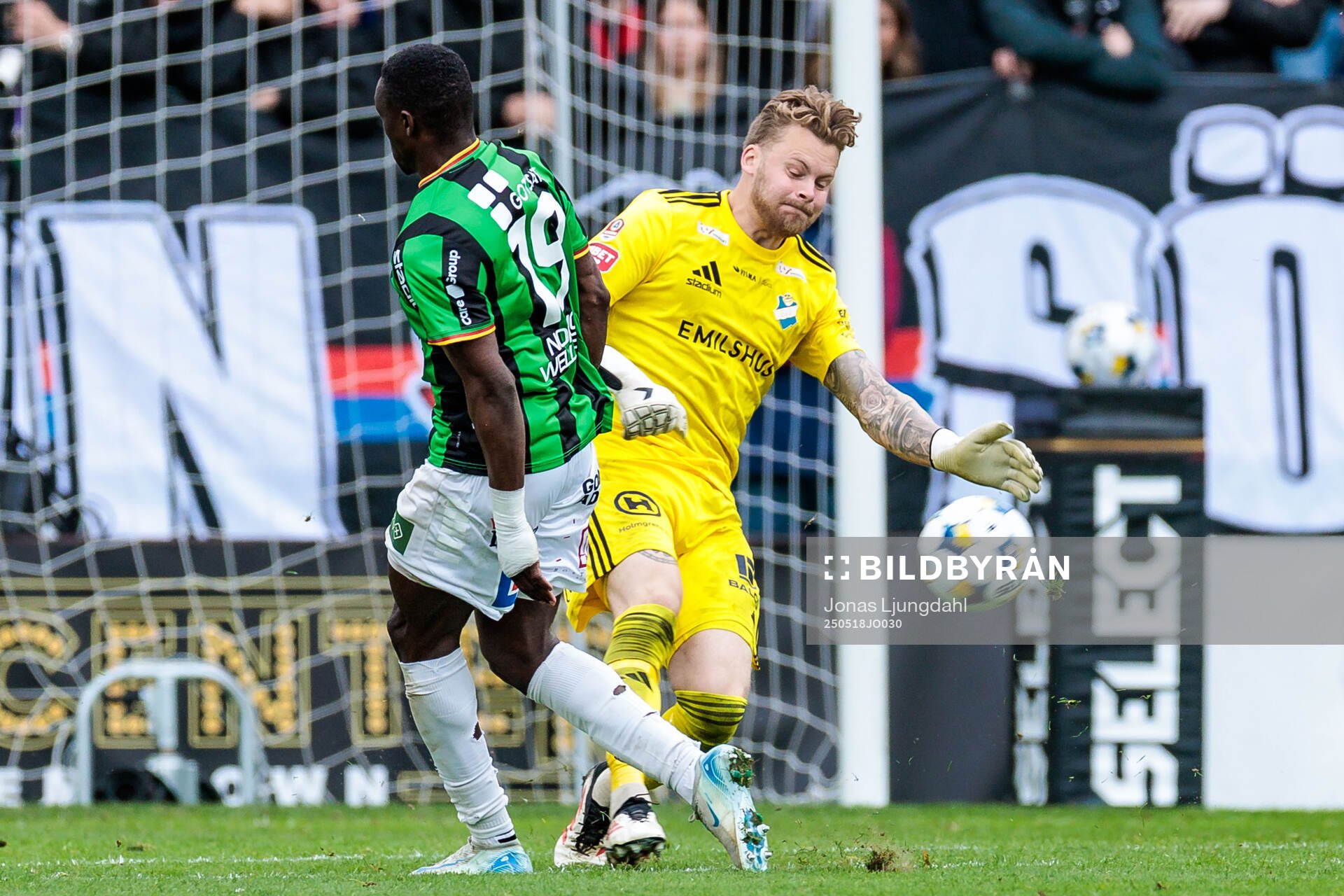 GAISs Ibrahim Diabate och Östers målvakt Robin Wallinder under fotbollsmatchen i Allsvenskan mellan Öster och GAIS den 18 maj 2025 i Växjö. 